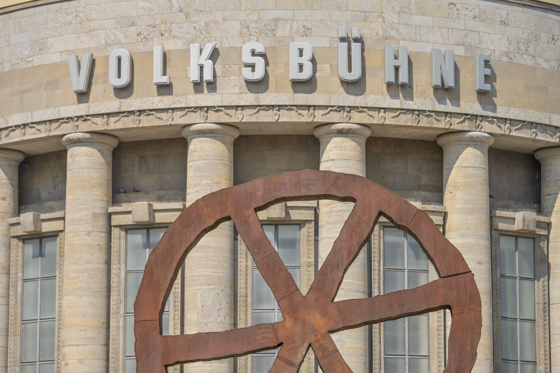 „Ohne Ausweispflicht“: Linke Volksbühne möchte Gratis-Freibad eröffnen