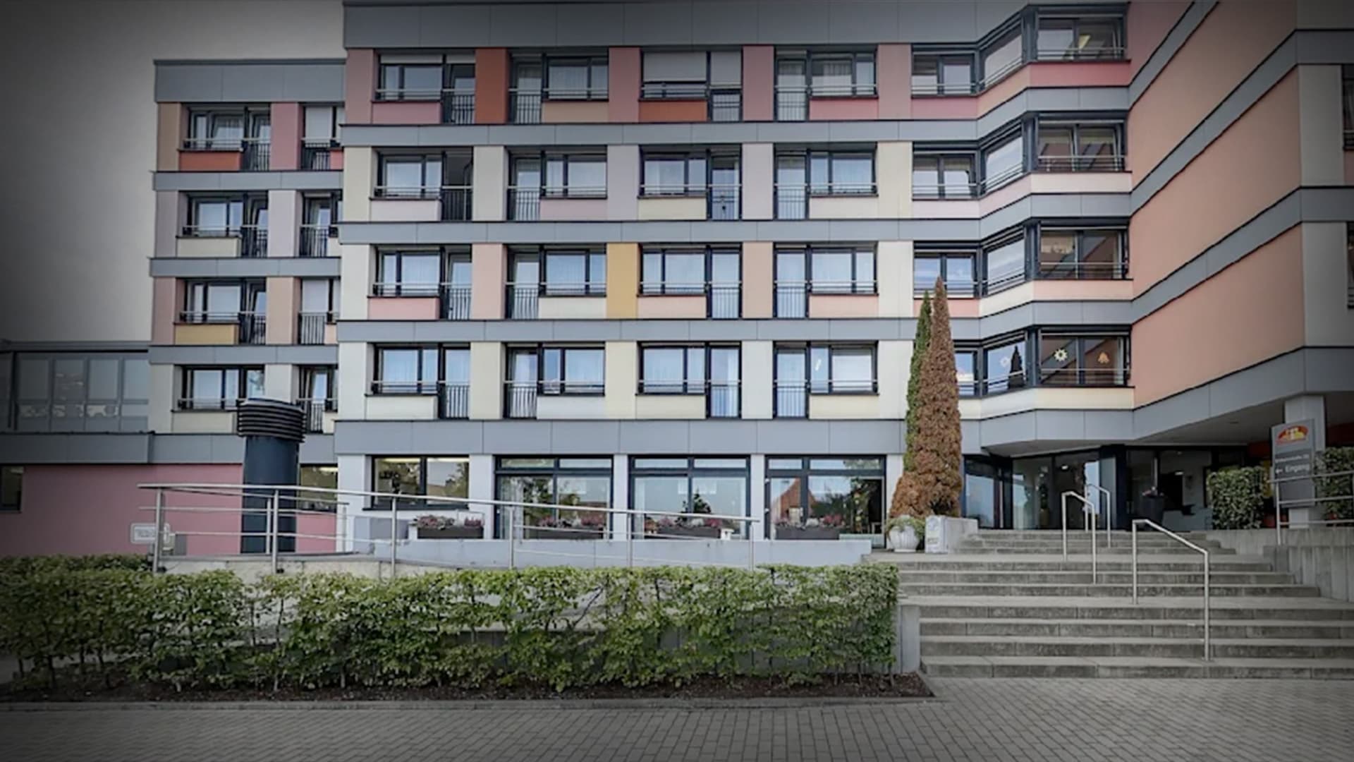Unbekannter missbraucht sexuell vier demente Frauen zwischen 89 und 96 Jahren in Pflegeheim in Löhne