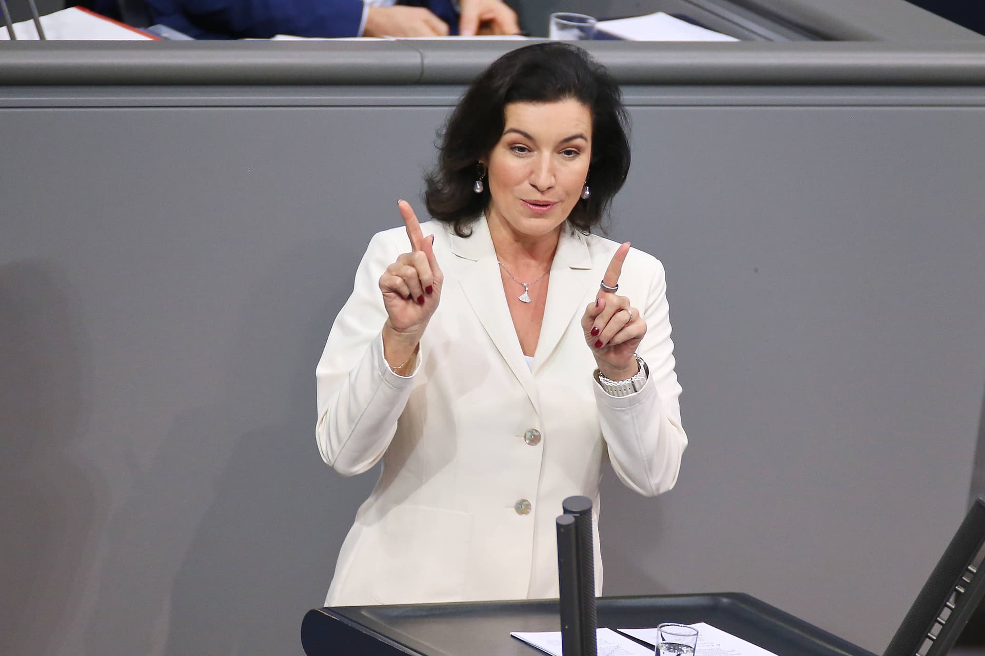 Mann nennt CSU-Abgeordnete Dorothee Bär „hirnloser Krapfen“ – Hausdurchsuchung!