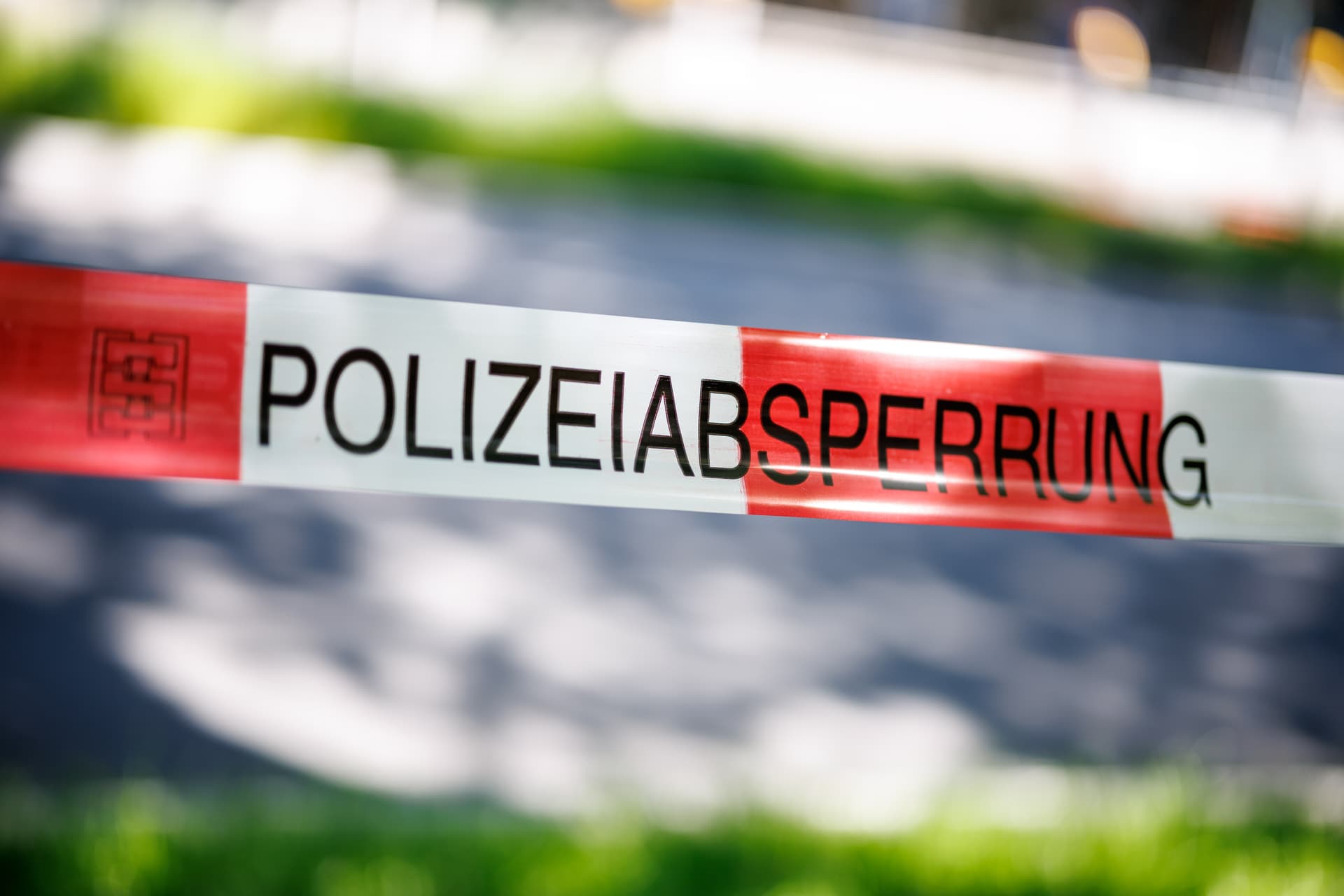 Brutale Messerattacke auf dem Waldweg: 23-Jährige beim Joggen lebensgefährlich verletzt