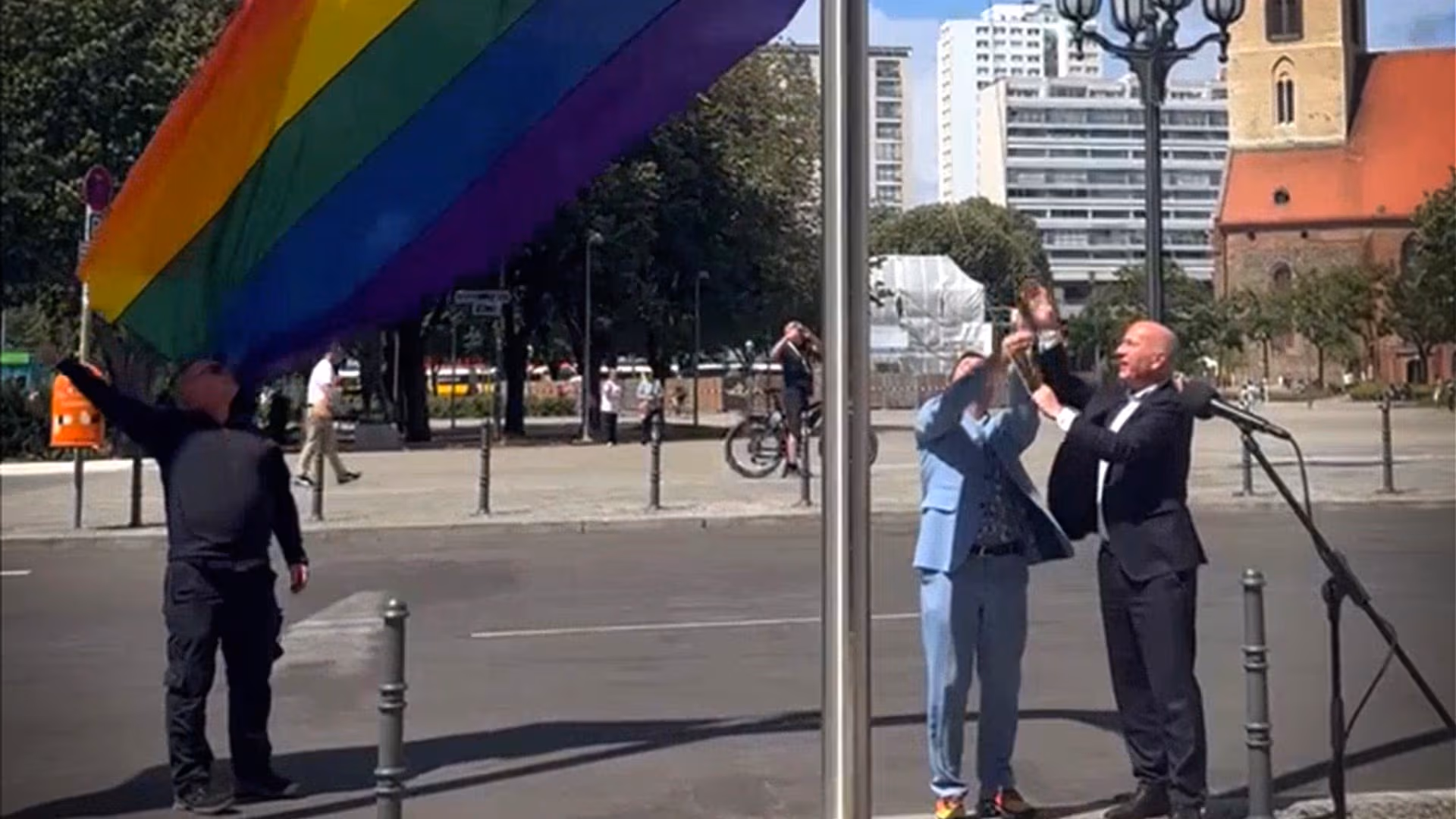 Beim Hissen der Regenbogenflagge erklärt Wegner zu den Rücktrittsforderungen: „Warten Sie doch ab“