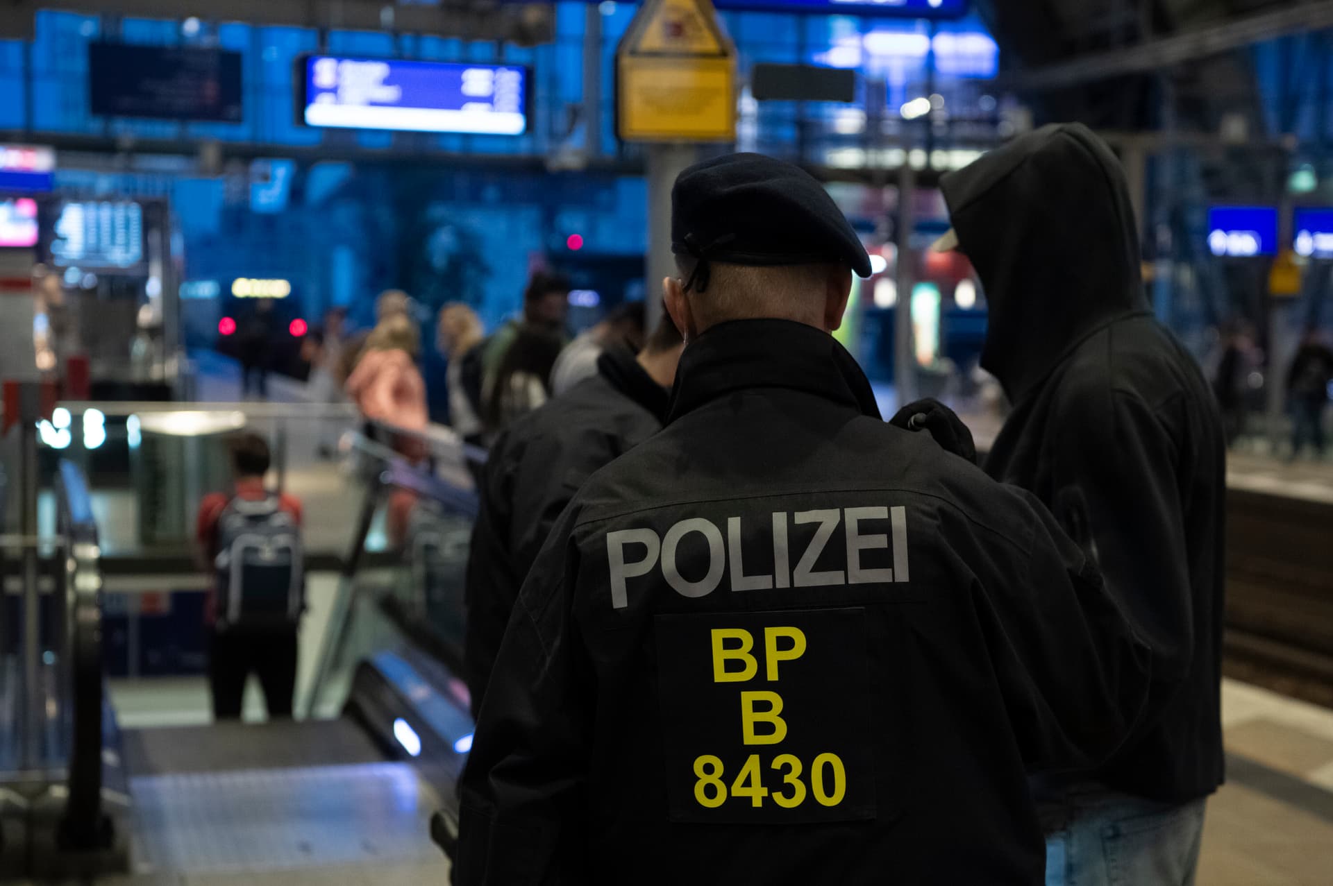 Die Schreckens-Bilanz der Bahnhofs-Verbrechen: Ausländer 5x häufiger bei Gewalt-, 6x häufiger bei Messer- und 8x häufiger bei Sexualdelikten tatverdächtig