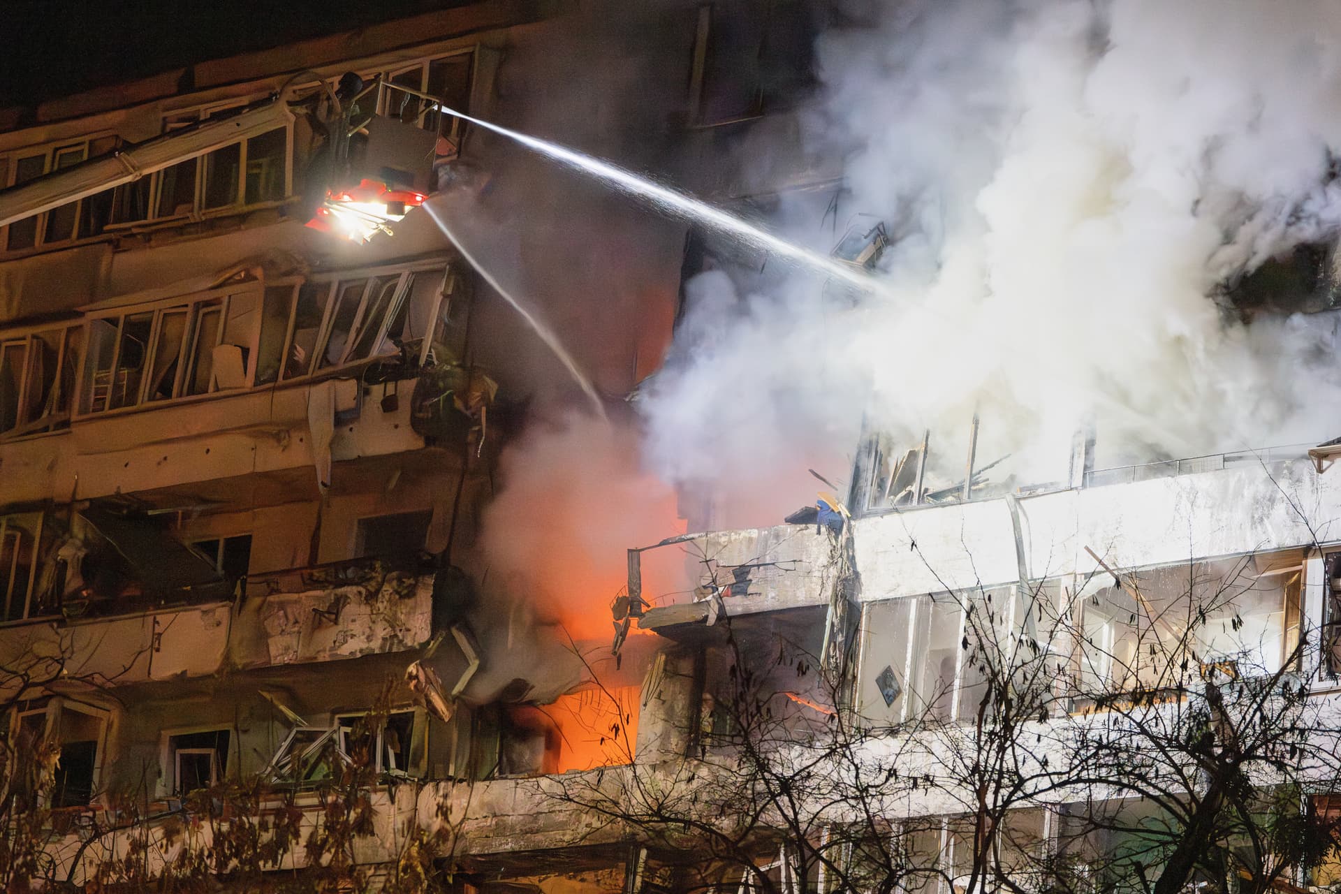 Massive Luftangriffe auf Kiew: Einschläge in Wohnhäusern gemeldet