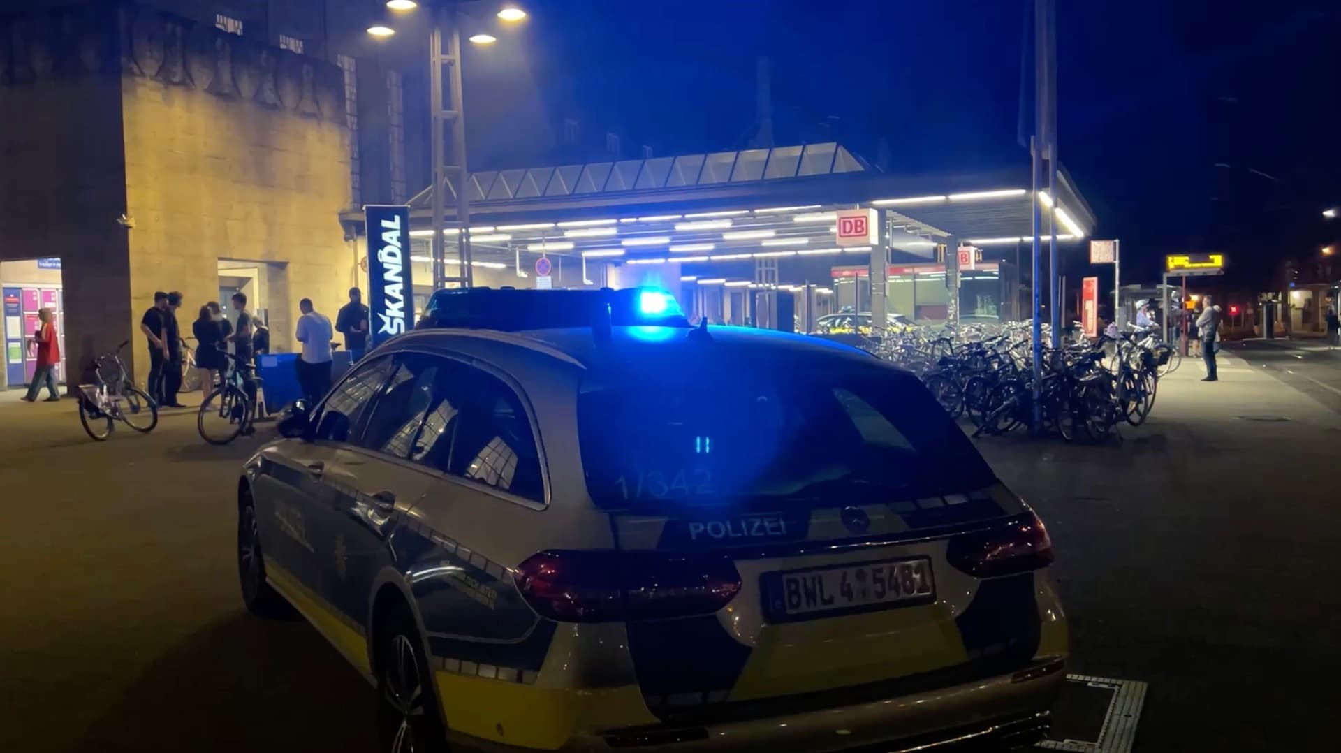 Karlsruhe: Messermann sticht auf Passanten ein!