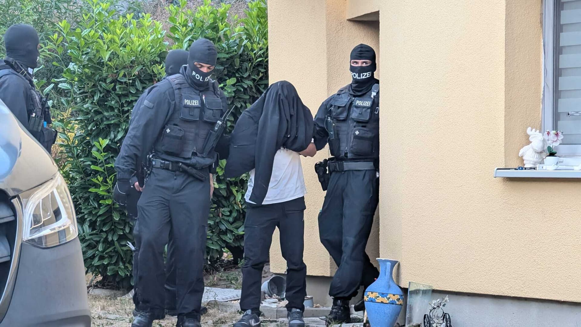 Bundesweite Schleuser-Razzia: Polizisten nehmen Tatverdächtige fest