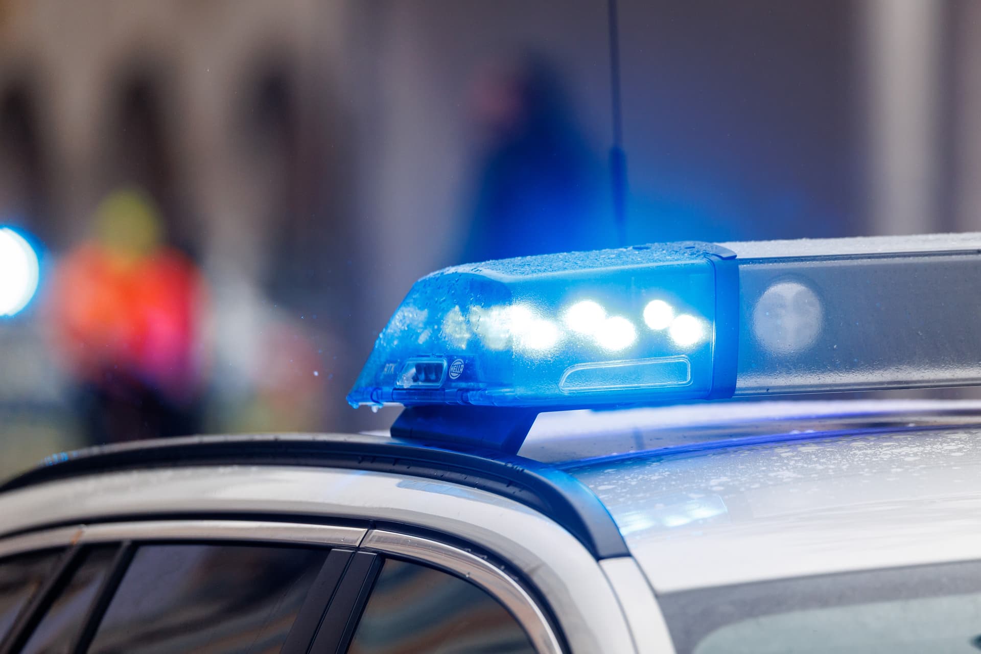 Köln: Mann mit schwarzem Boxerschnitt soll 17-Jährige auf Dixi-Klo vergewaltigt haben