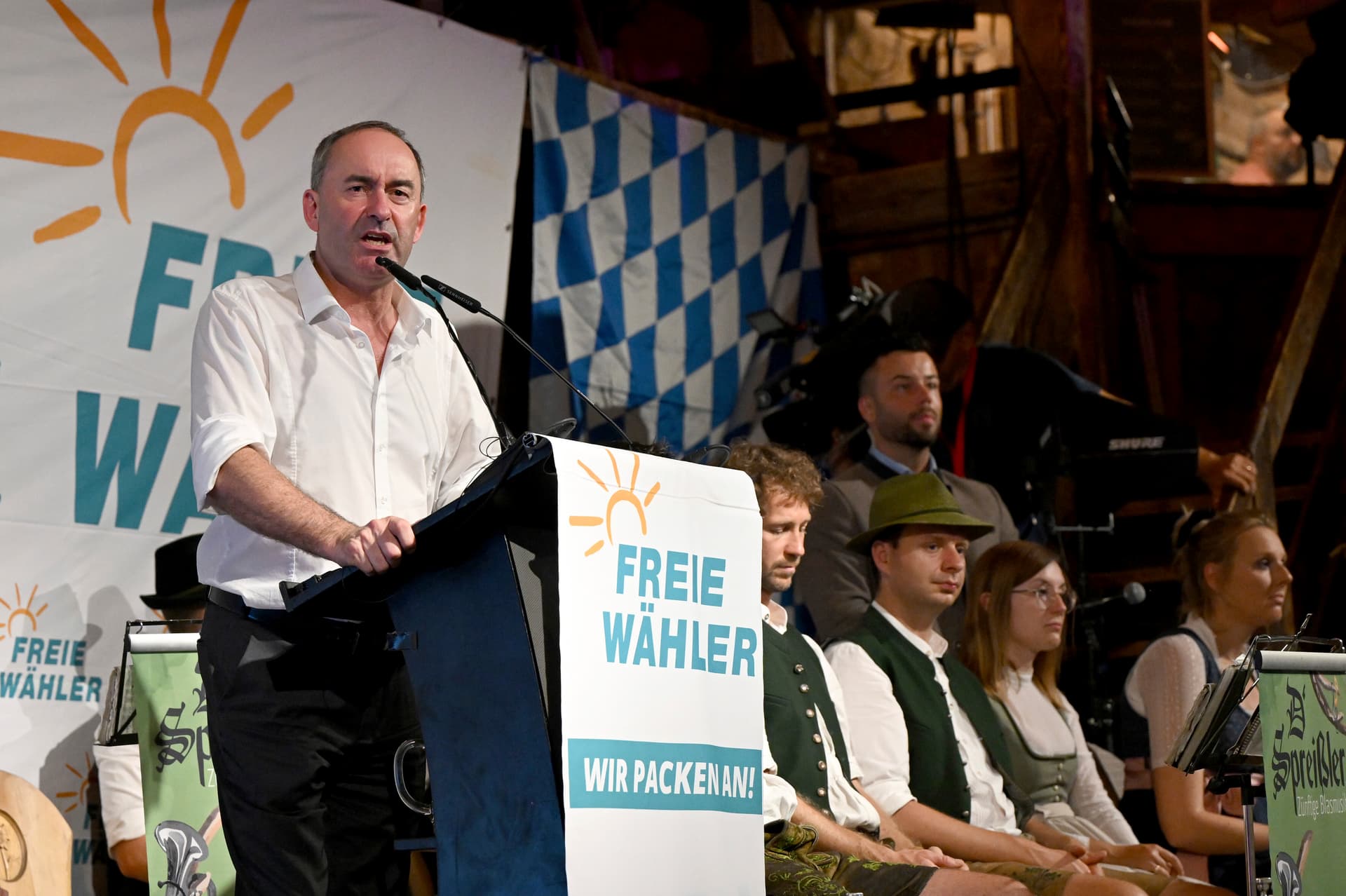 „Hubert, Hubert“-Sprechchöre! Gillamoos feiert Aiwanger, Söder schreibt die Grünen ab – kein Wort zum Flugblatt