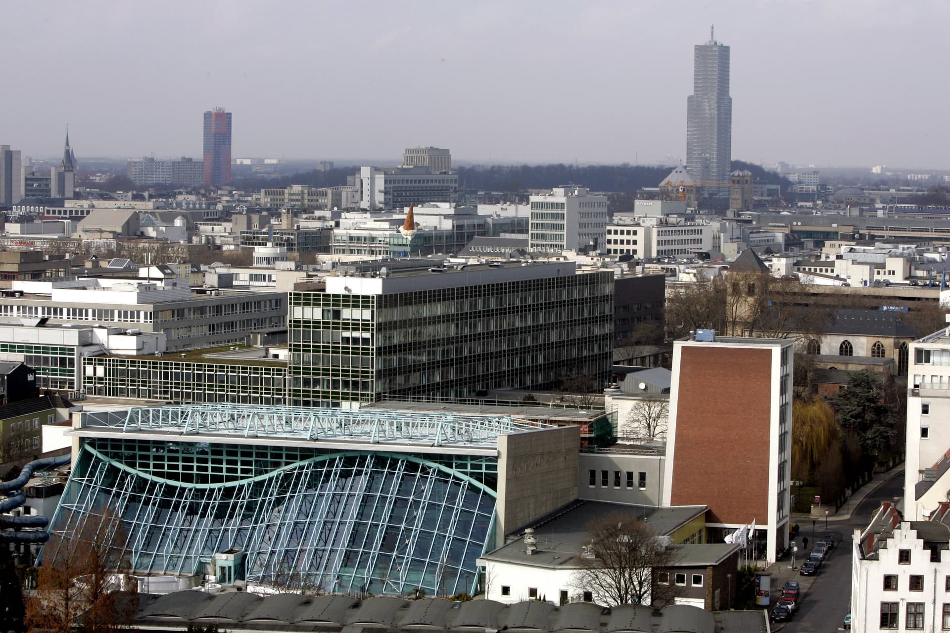 Migrantengewalt im Kölner Hallenbad: 13-jähriges Mädchen misshandelt, alle 8 Täter frei!