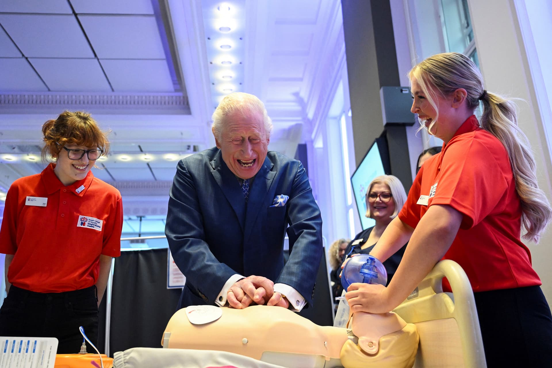Wundervoll gepumpt, Ihre Majestät! König Charles übt zum Jubiläum von Krankenschwester-Schule in London