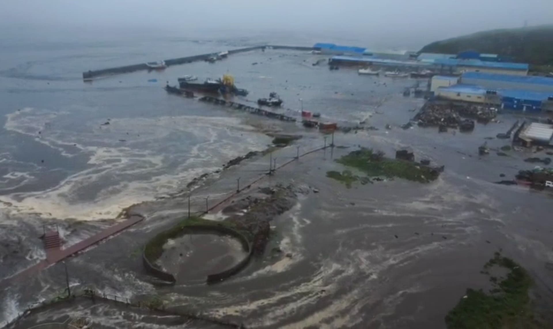 Tsunami trifft russische und japanische Küste