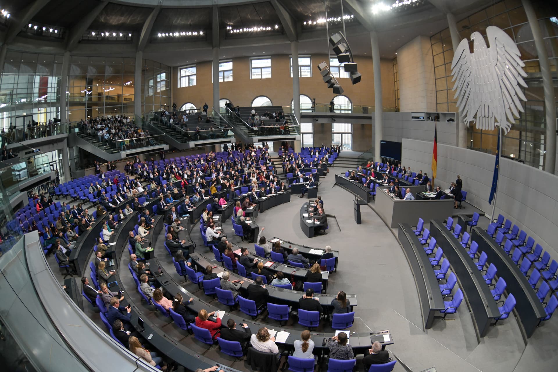 Bundestagsabgeordnete gönnen sich historische Diäten-Erhöhung: 11.000-Euro-Marke durchbrochen!