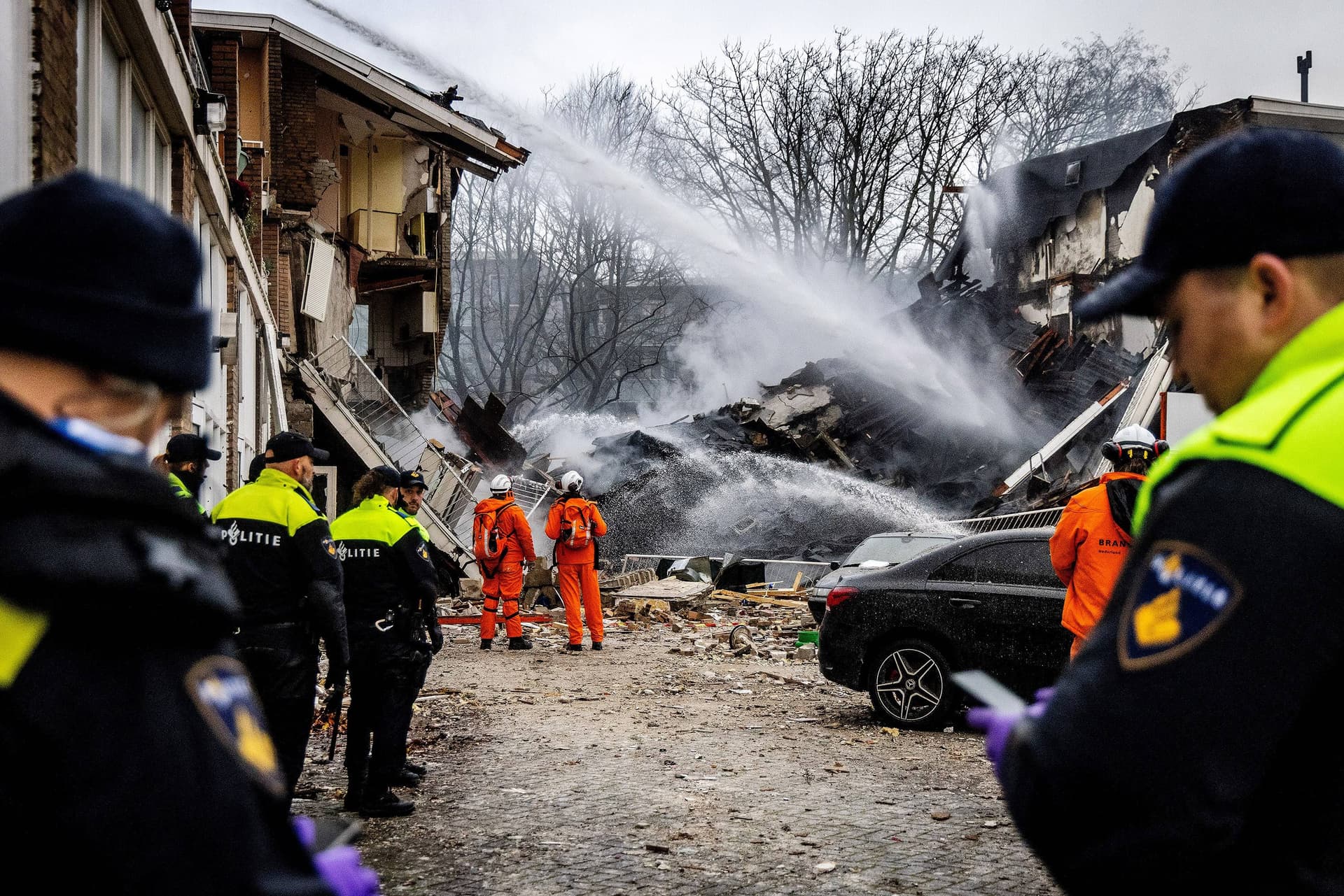 Sprengstoffanschlag? Bis zu 20 Vermisste bei Explosion in Wohngebäude in Den Haag