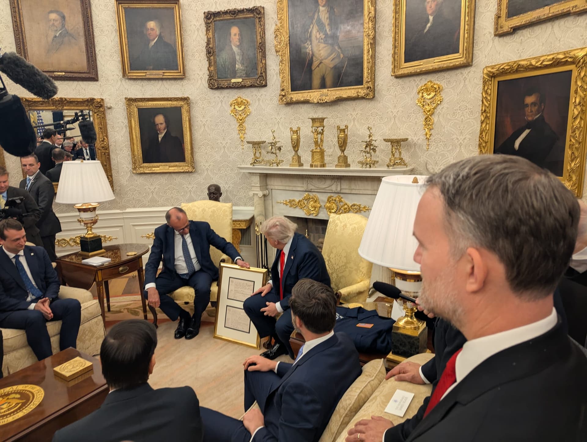 NIUS für Sie im Oval Office: Bei Trump erlebt Friedrich Merz die größe Polit-Show auf dieser Erde