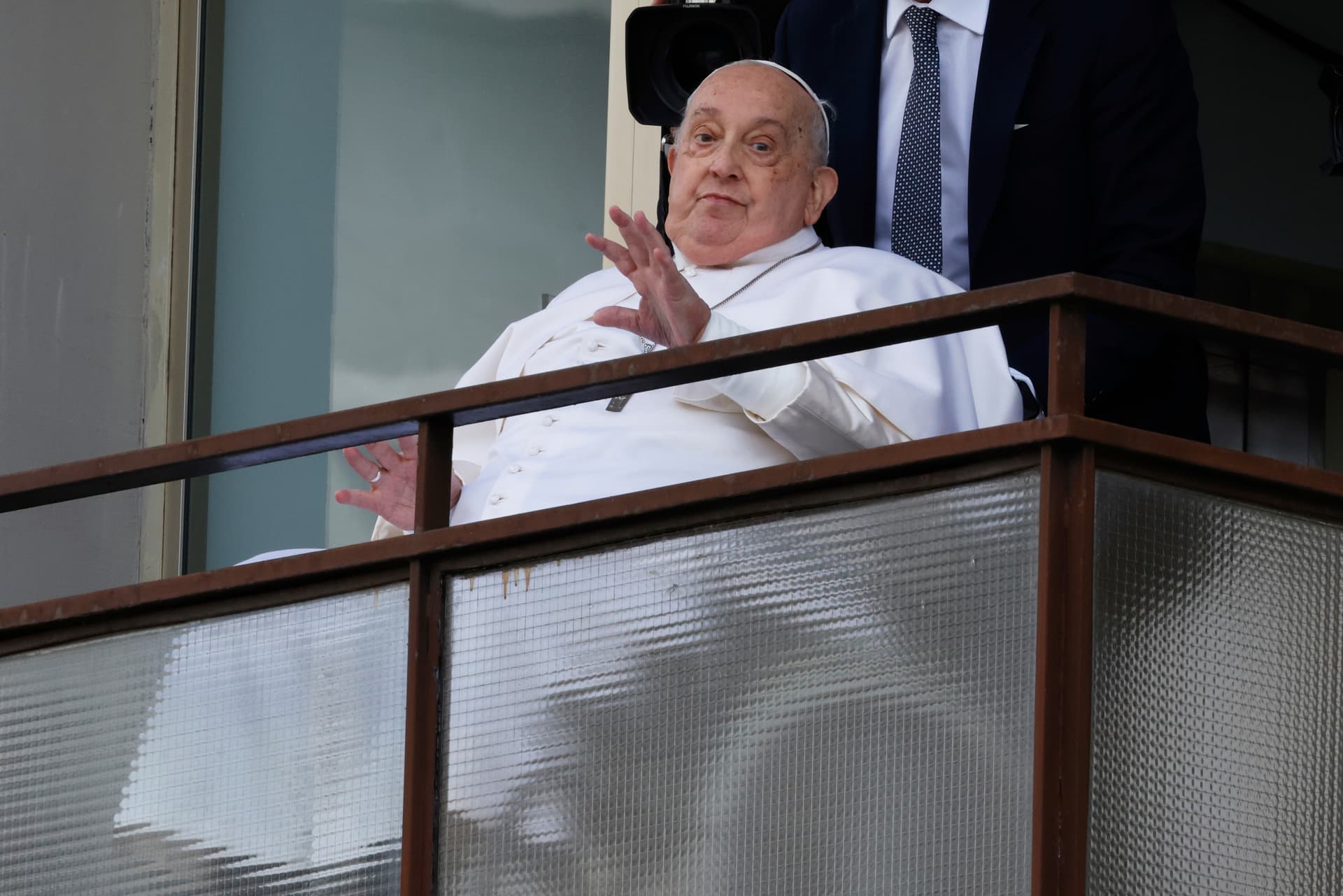 Papst Franziskus zeigt sich erstmals nach Klinikaufenthalt – Ärzte verordnen weiterhin Ruhe