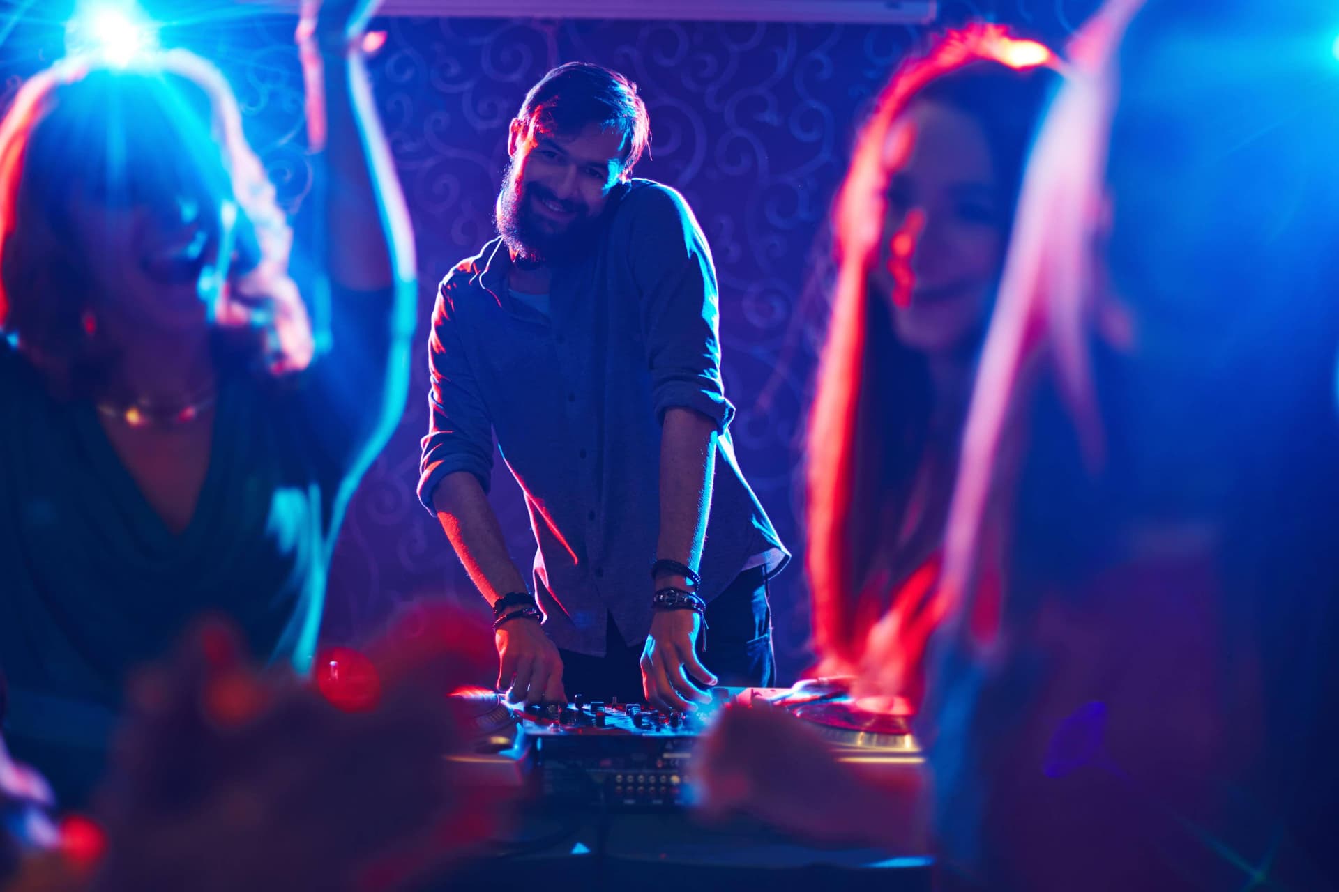 „Das ist katastrophal“: DJ-Verband kritisiert geplante „L’amour toujours“-Verbote