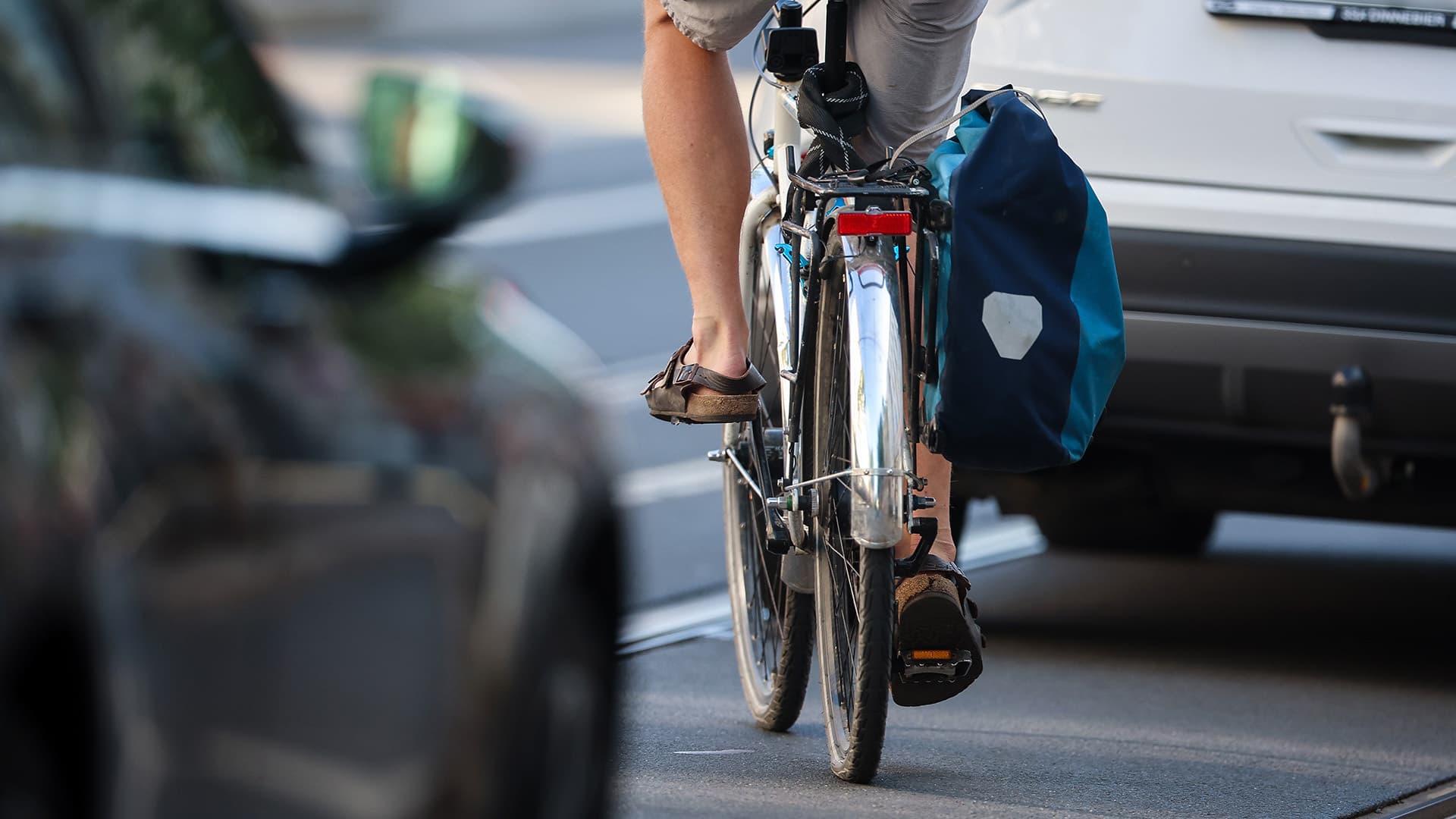 Ich habe ja nichts gegen Radfahrer, aber... die Straße gehört nicht euch allein!