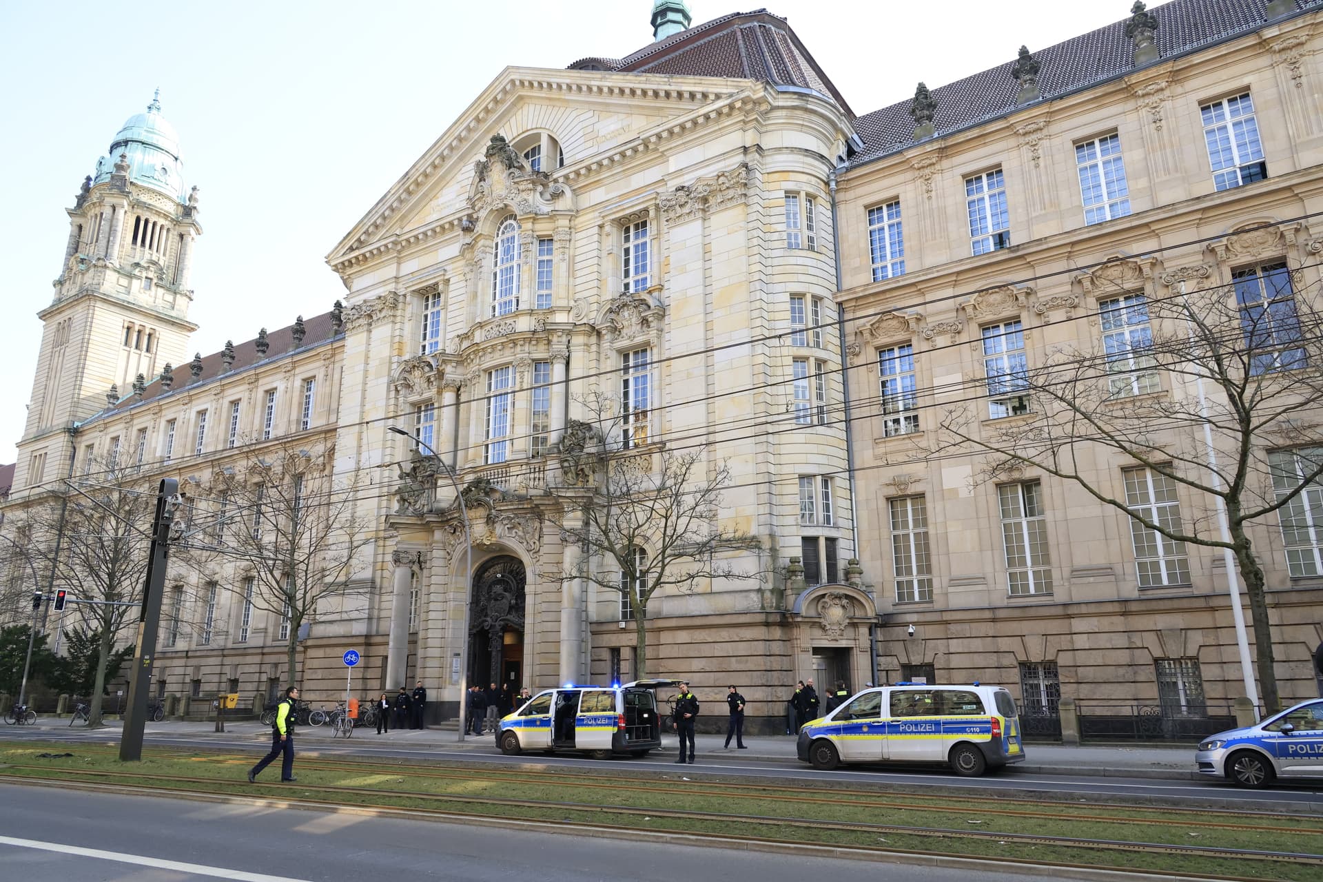 Auseinandersetzung vor Kriminalgericht Moabit: Sieben Verletzte nach Streit zwischen zwei Gruppen