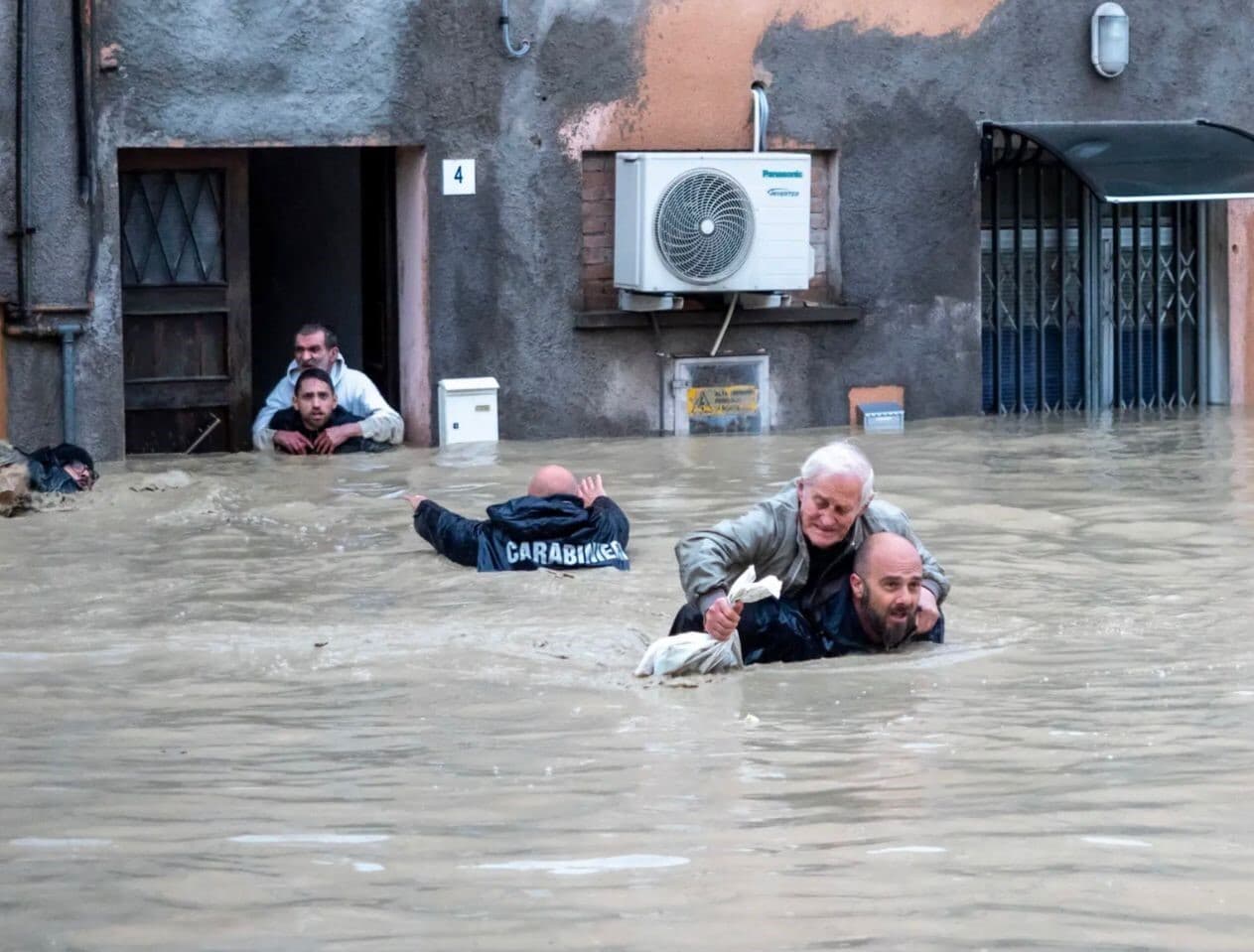 Schlimme Überschwemmungen in Teilen Italiens – viele Tote, Tausende evakuiert
