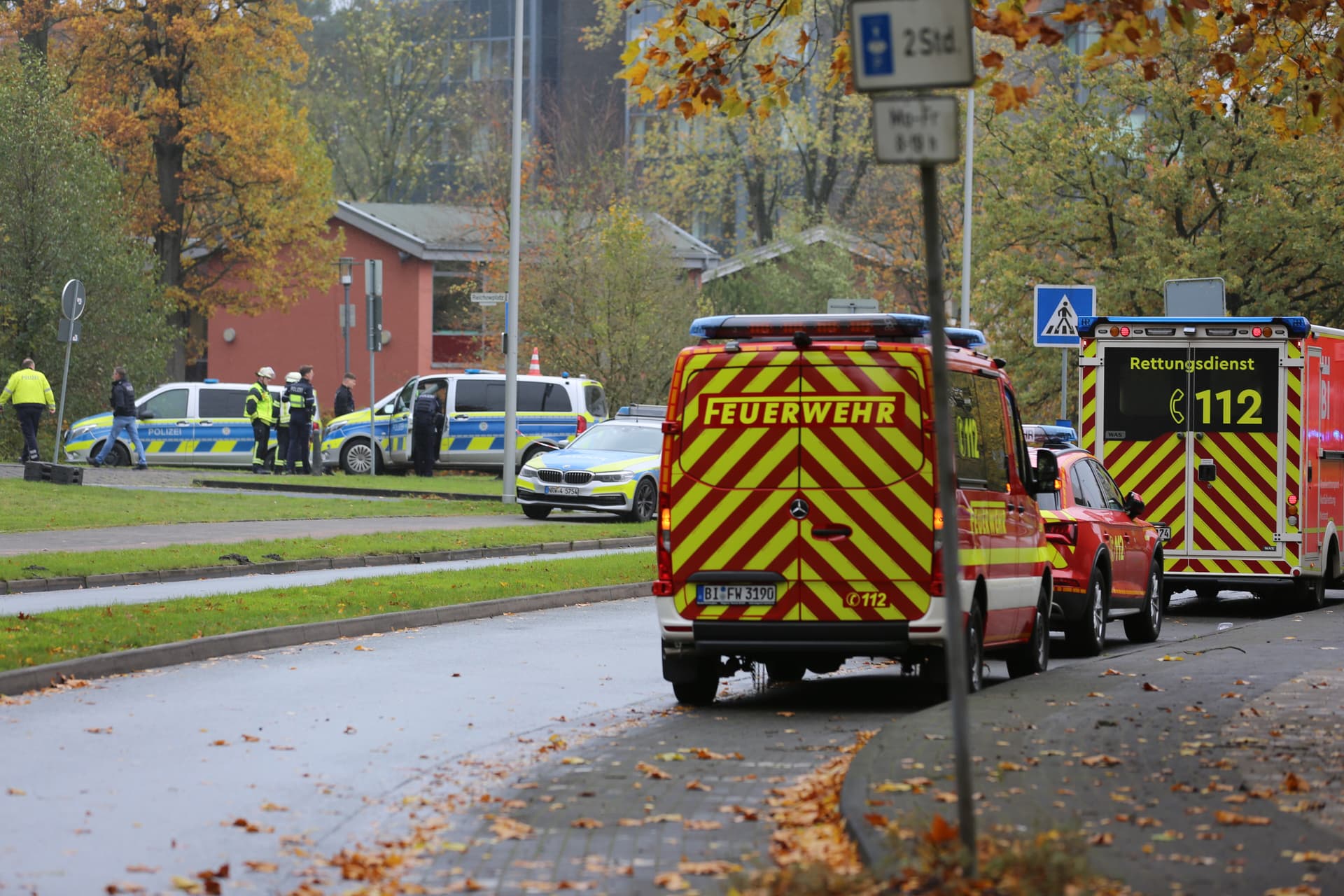 Großeinsatz in Bielefeld! Polizei schießt Handgranaten-Mann vor Restaurant nieder