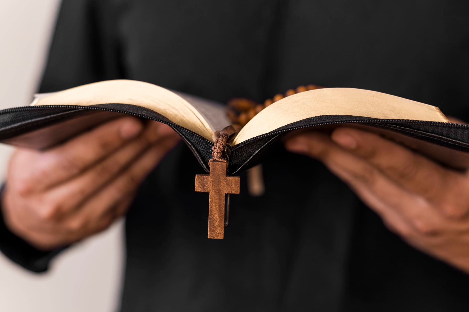 Skandal in Polen: Priester feiern schwule Sex-Party samt Potenzmittel und Callboy