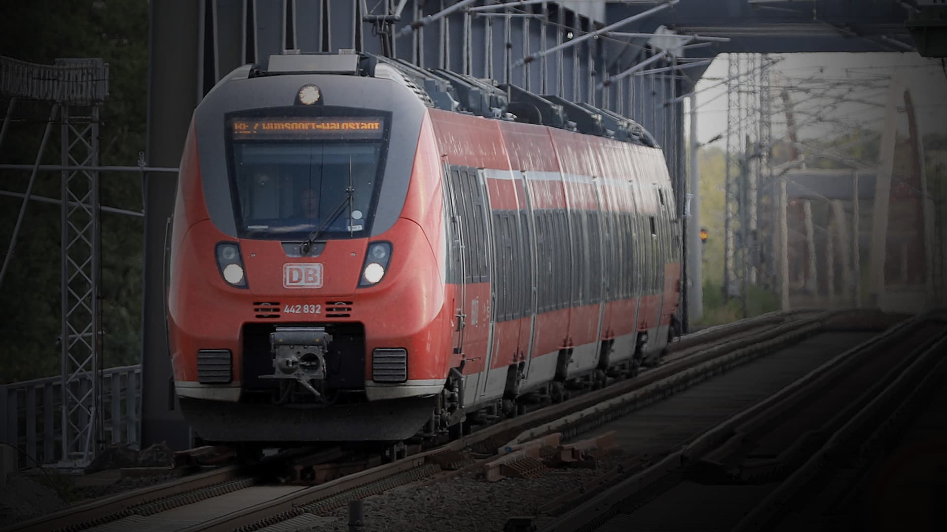 Schaffner findet 16-Jährige weinend und zitternd im Zug, nachdem 5 Nordafrikaner sie sexuell belästigt haben