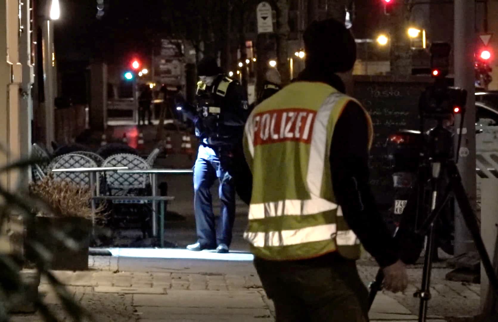 Schießerei im Berliner Touristenviertel! Mann bricht auf Gehweg zusammen und stirbt
