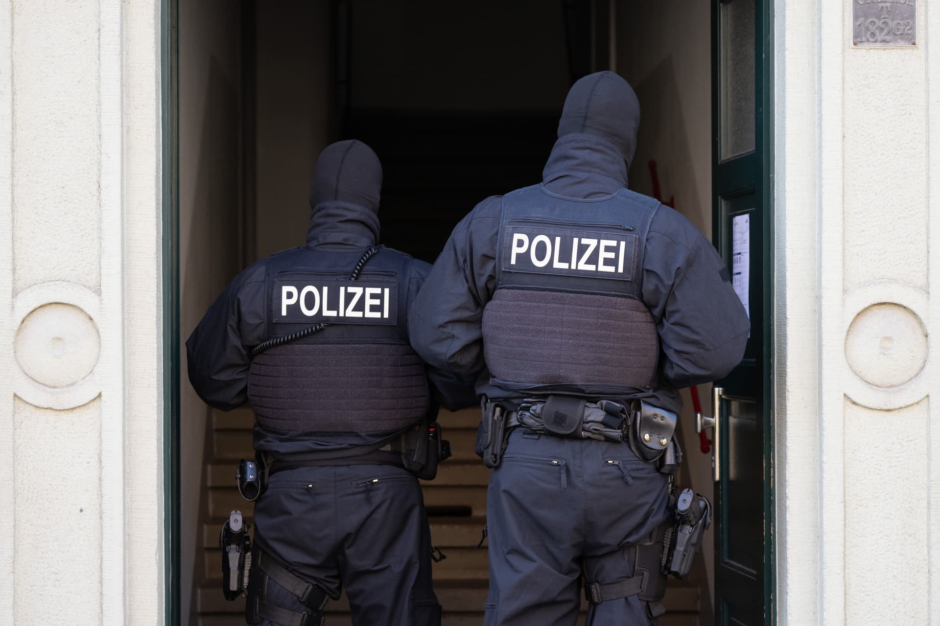 Asylheim umstellt! Groß-Razzia gegen irakisches Schleuser-Netzwerk