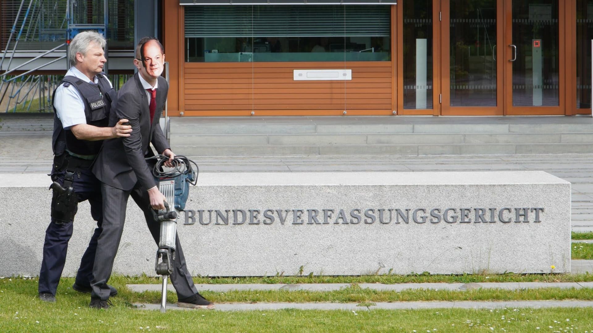 Letzte Generation attackiert Bundesverfassungsgericht mit Presslufthammer