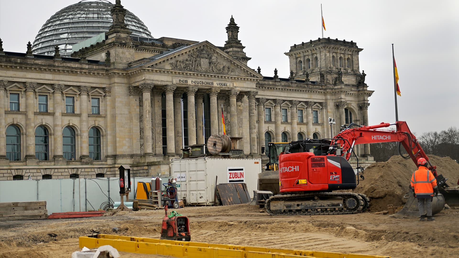 Baustelle Demokratie: Mit diesem Graben vorm Bundestag halten sich die Volksvertreter das Volk vom Hals