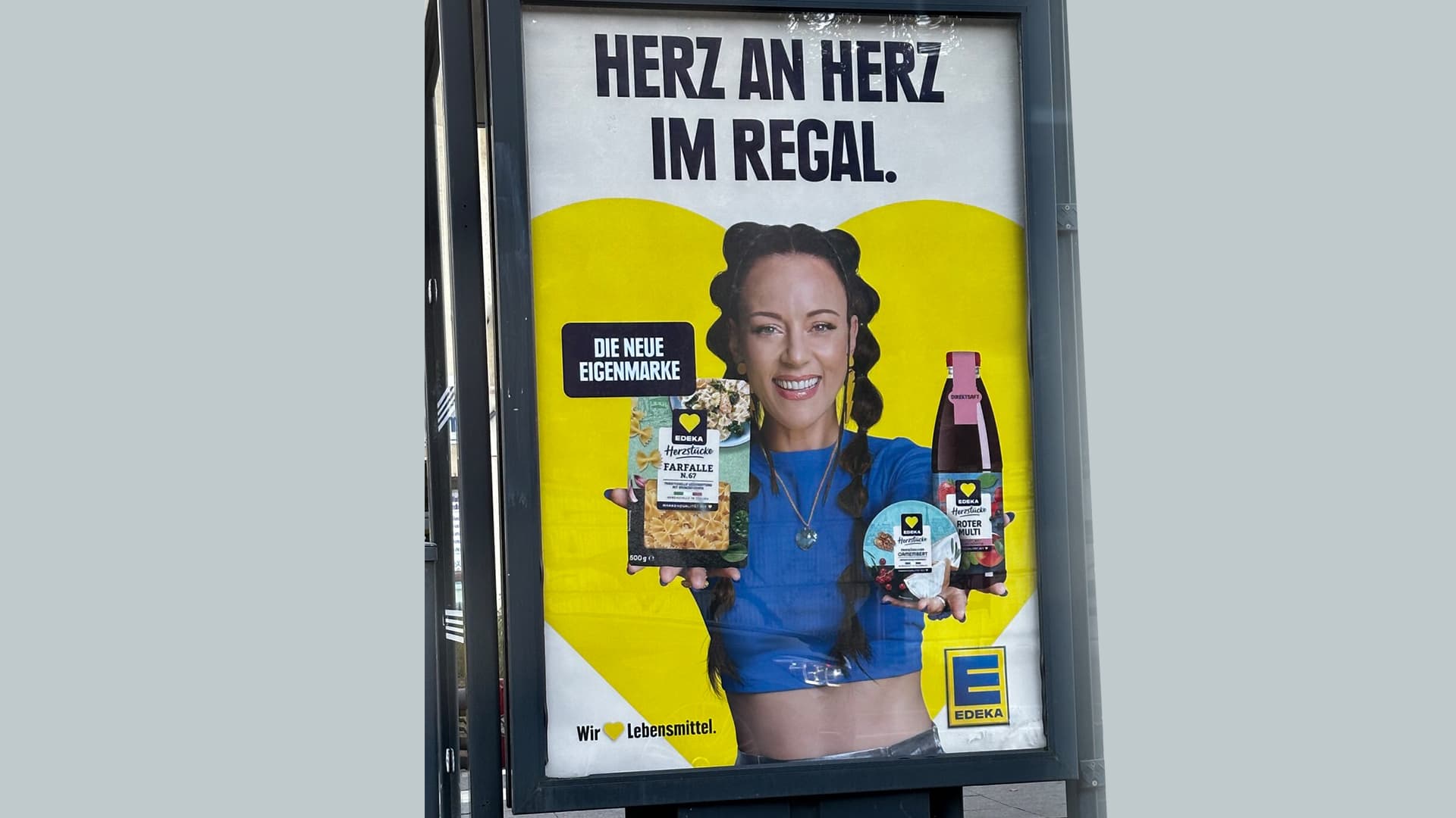 Doch kein „Warnhinweis der Natur“? Plötzlich wirbt Edeka mit Frau in Blau