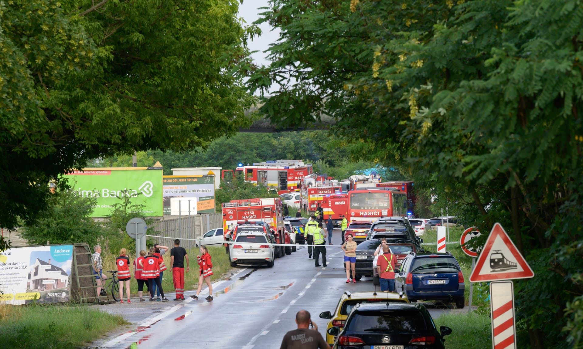 Schnellzug kracht in Linienbus: Sechs Fahrgäste tot