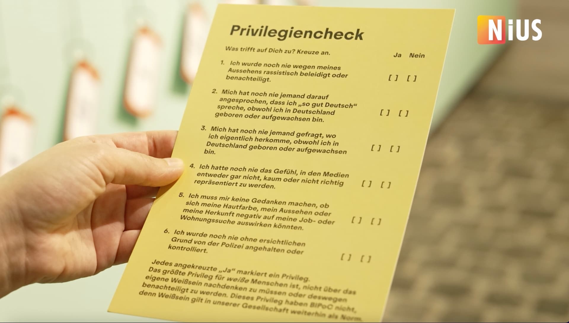 Video: Ortsbesuch in der Kolonial-Ausstellung, in die samstags keine Weißen dürfen