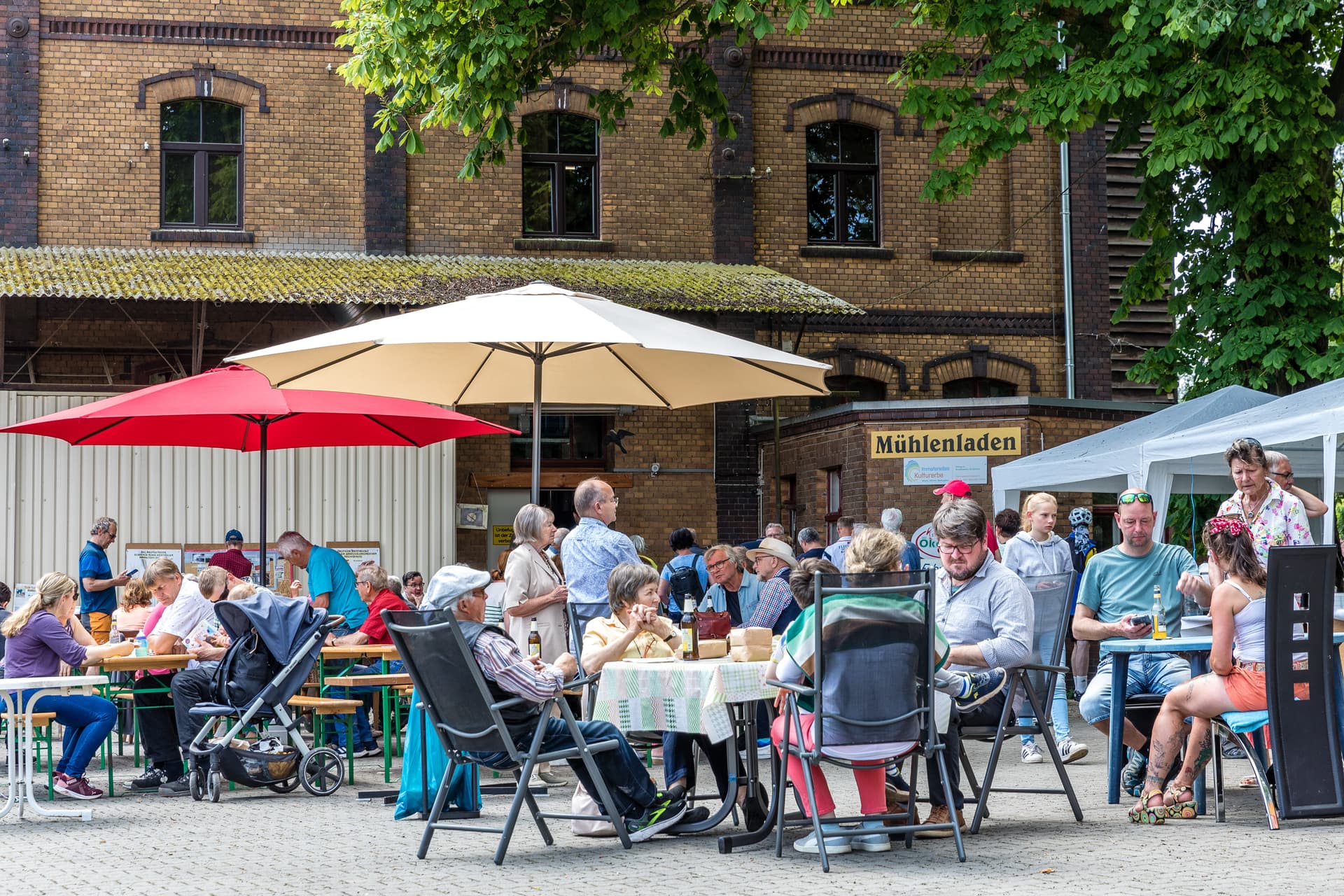 Umsatz im Gastgewerbe weiterhin deutlich unter Vor-Corona-Niveau
