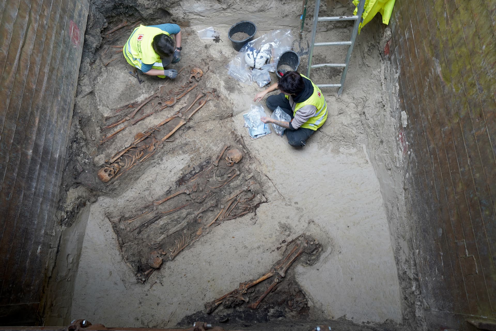 Überreste von 200 Toten: Archäologen legen historischen Friedhof in Lübeck frei