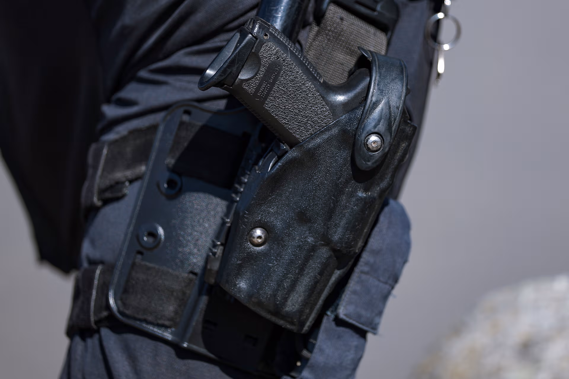 Großrazzia: Beamte stellen Waffen, Drogen und Bargeld sicher