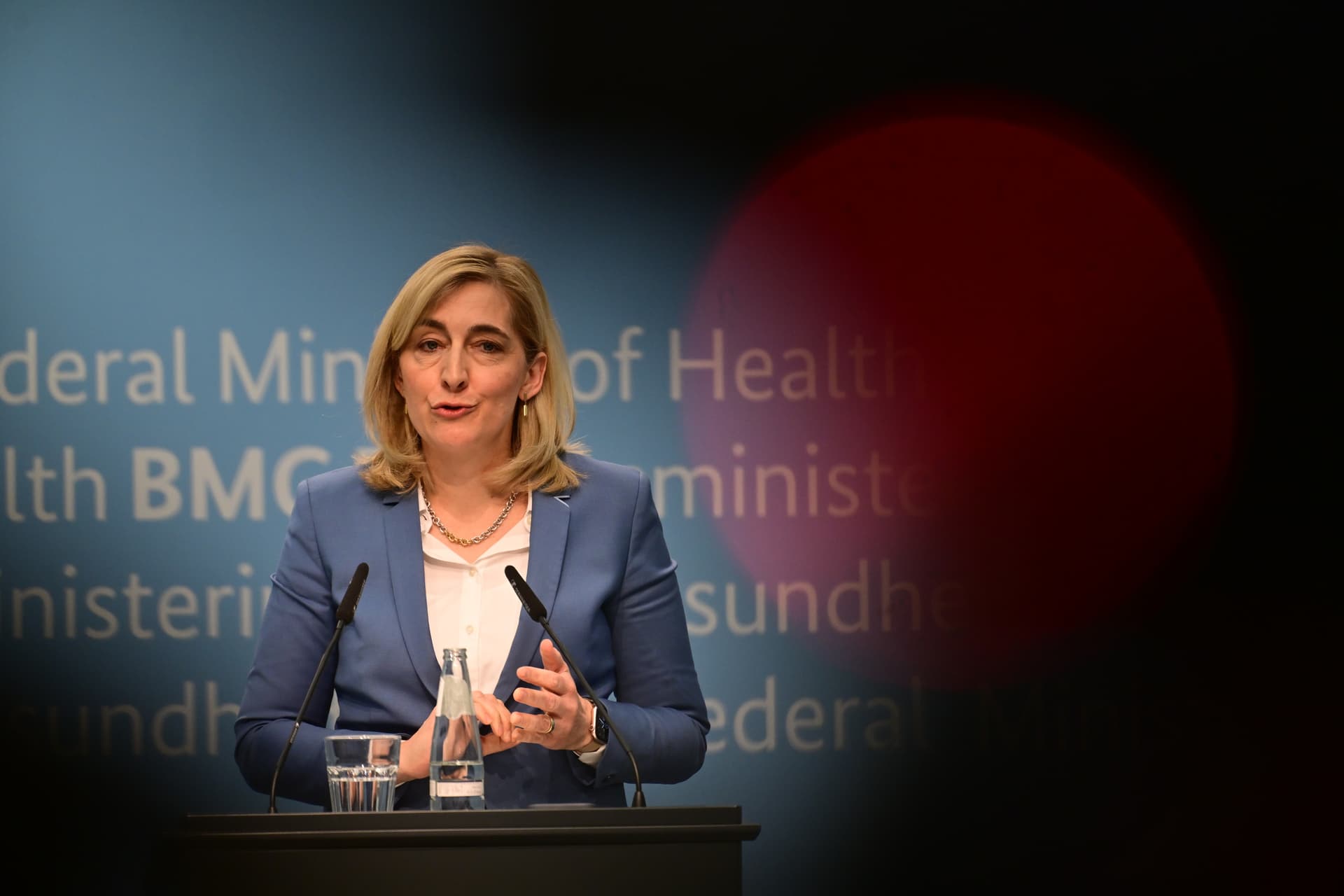 Finanzloch bei der Krankenkasse: Regierung will kostenlose Ehegatten-Mitversicherung abschaffen