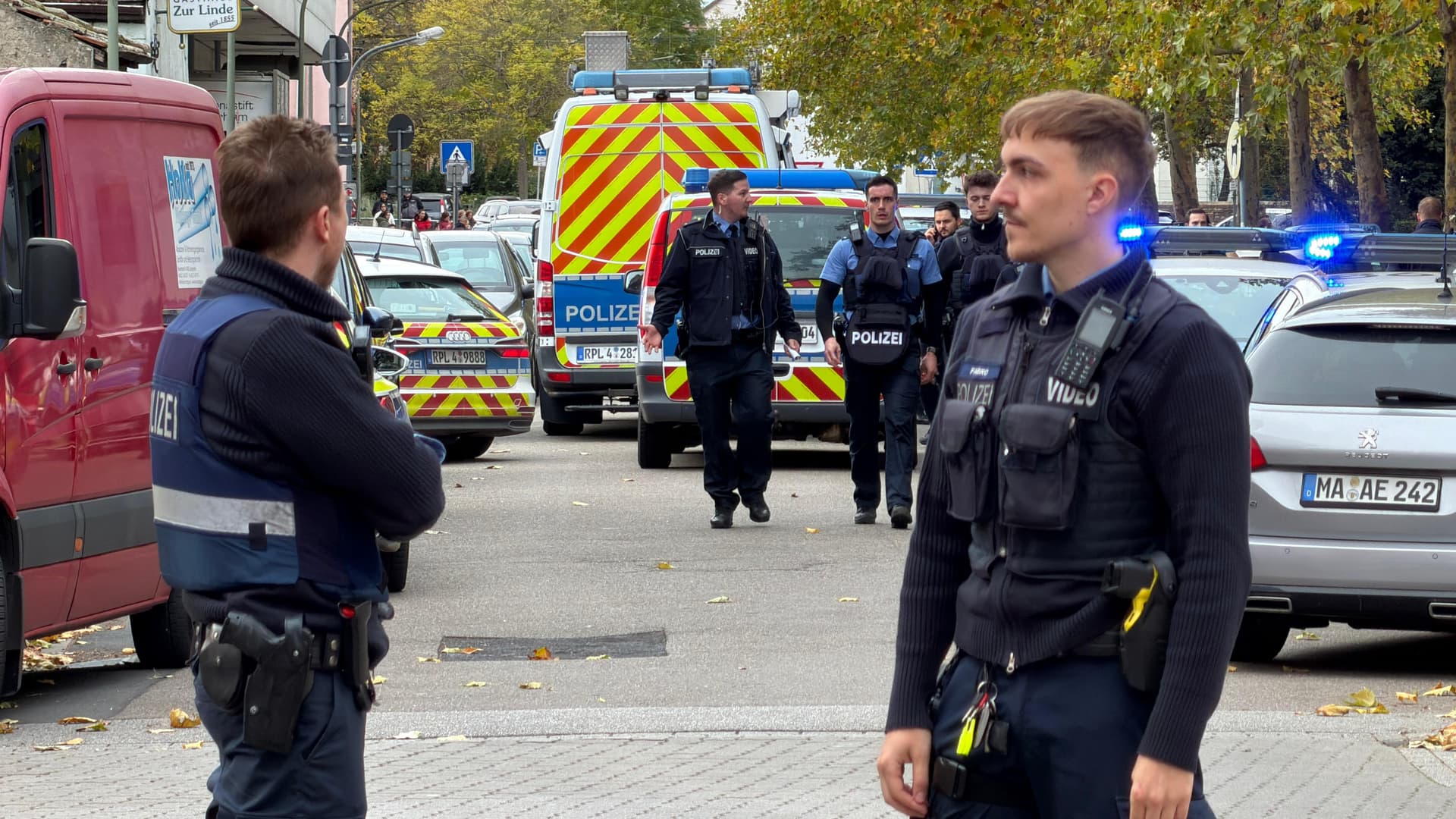 Polizei sucht bewaffneten Mann: Messer-Alarm an Realschule in Ludwigshafen