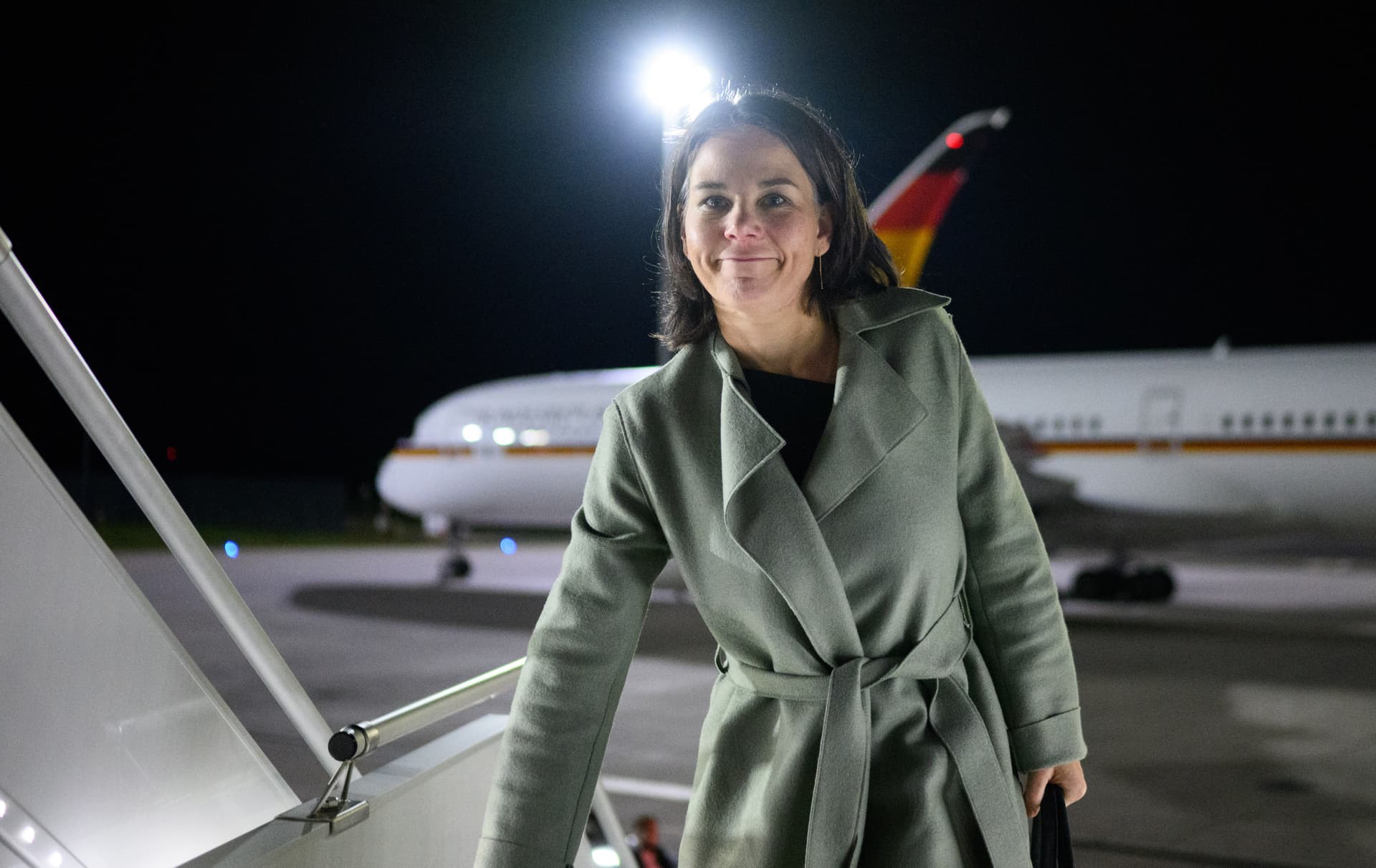 Niemand darf nachts fliegen – die Außenministerin schon: Baerbock und die Rückkehr zum Ständestaat