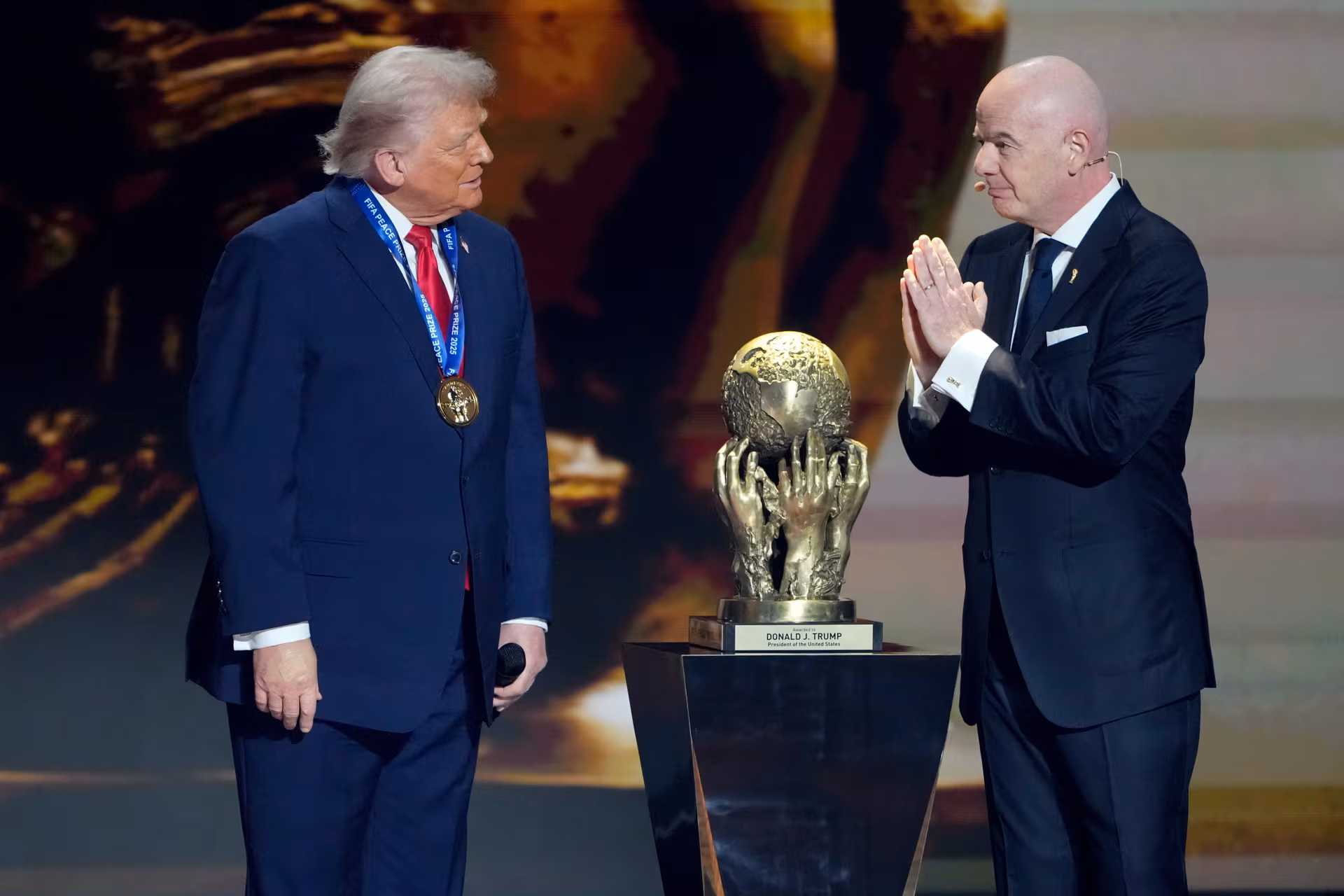 Rote Karte gegen US-Stürmer Folarin Balogun aufgehoben: Nach Trumps Anruf bei Infantino tobt die Fußballwelt