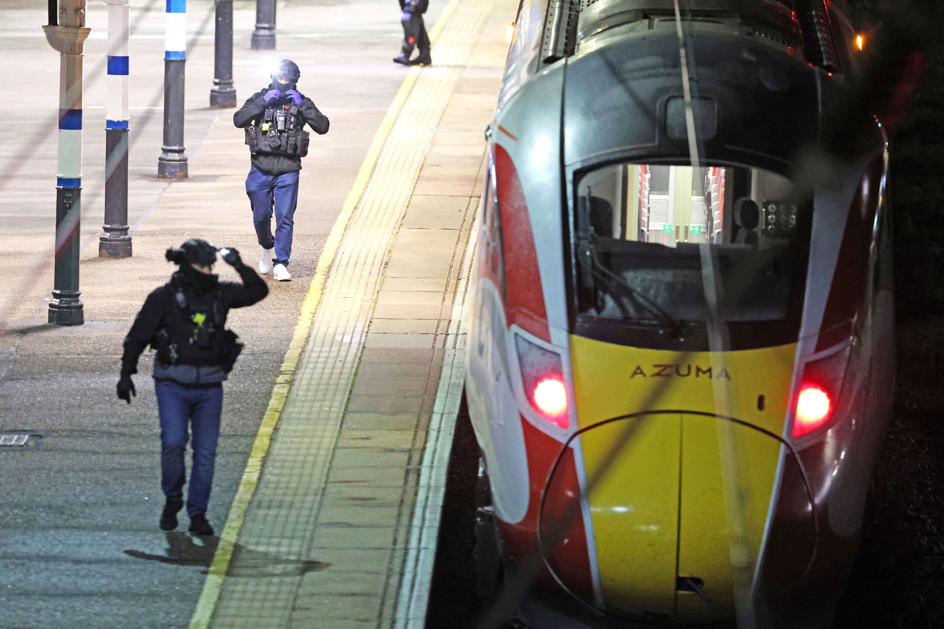 „Lauft, lauft, da ist ein Typ, der alle ersticht!”: Zehn Verletzte bei Messerattacke in britischem Zug