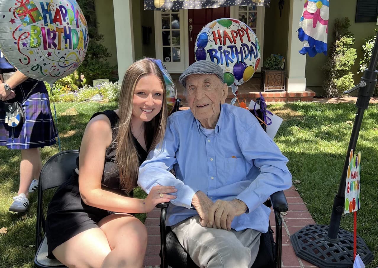 Ein Jahrhundert voller Liebe: 100-Jähriger feiert Geburtstag mit riesengroßer Hunde-Parade