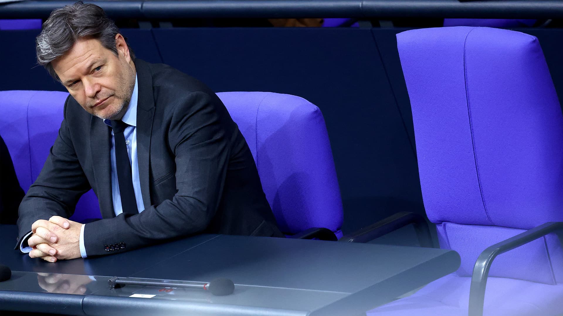 Unfassbarer Satz im Parlament: Habeck sagt, die Lage ist gar nicht „dramatisch schlecht“ – nur „die Zahlen“ sind es …
