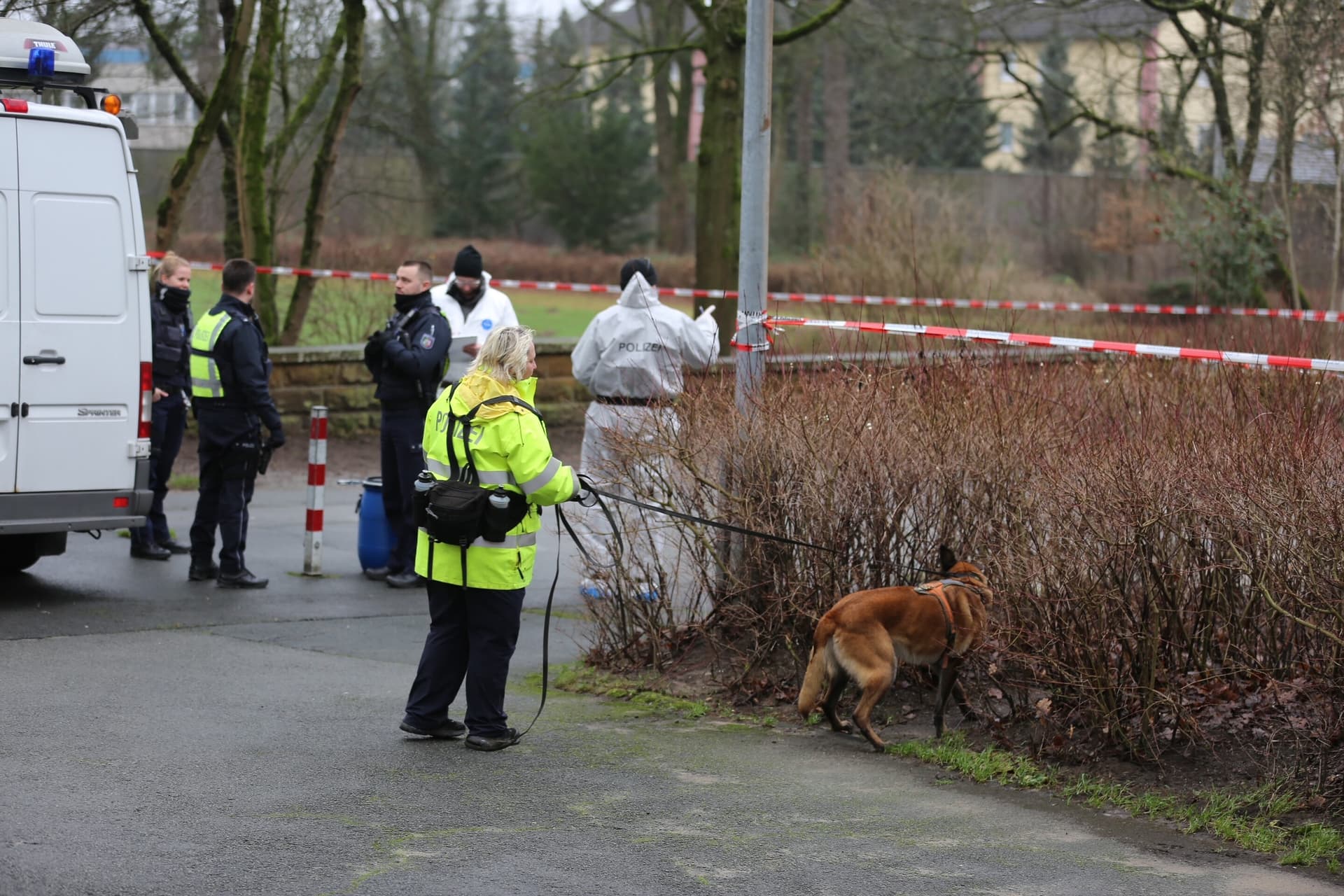 Nabelschnur lag noch in der Nähe: Neugeborenes auf Schulhof gefunden