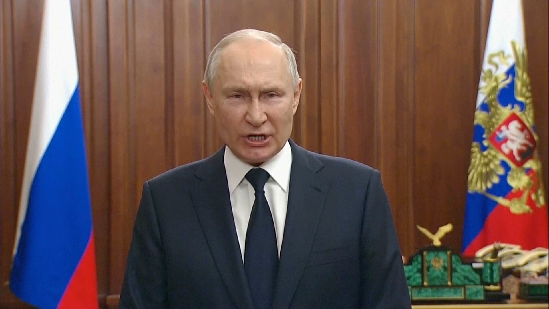 Update Ukraine: Putin hält irre TV-Ansprache, Selenskyj besucht Kämpfer an der Front