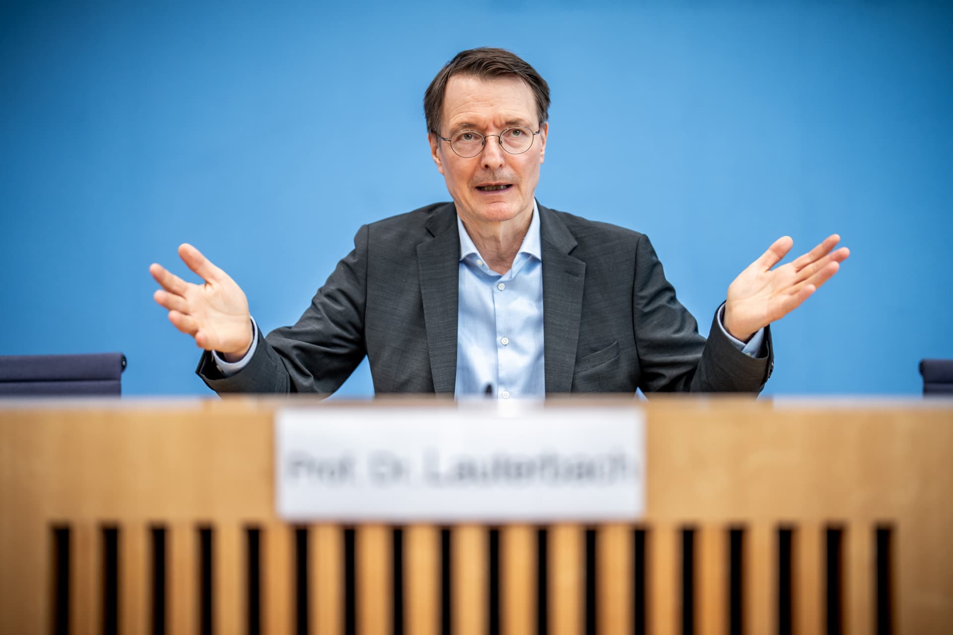 700 Prozent mehr als gedacht: Lauterbach weiß nicht, warum Zahl der Pflegebedürftigen explodiert
