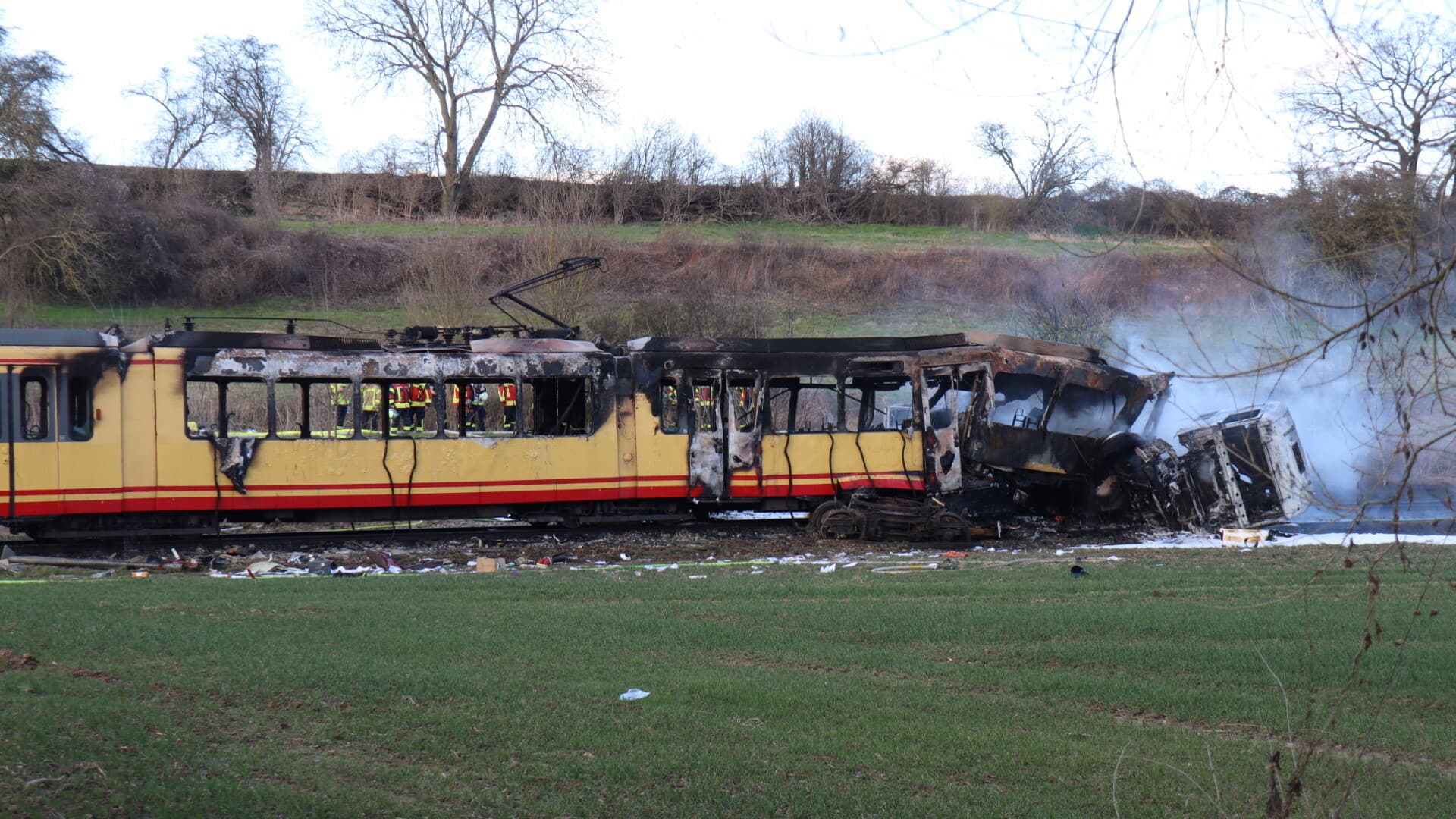Ubstadt-Weiher: Tanklaster und Straßenbahn in Flammen nach Kollision