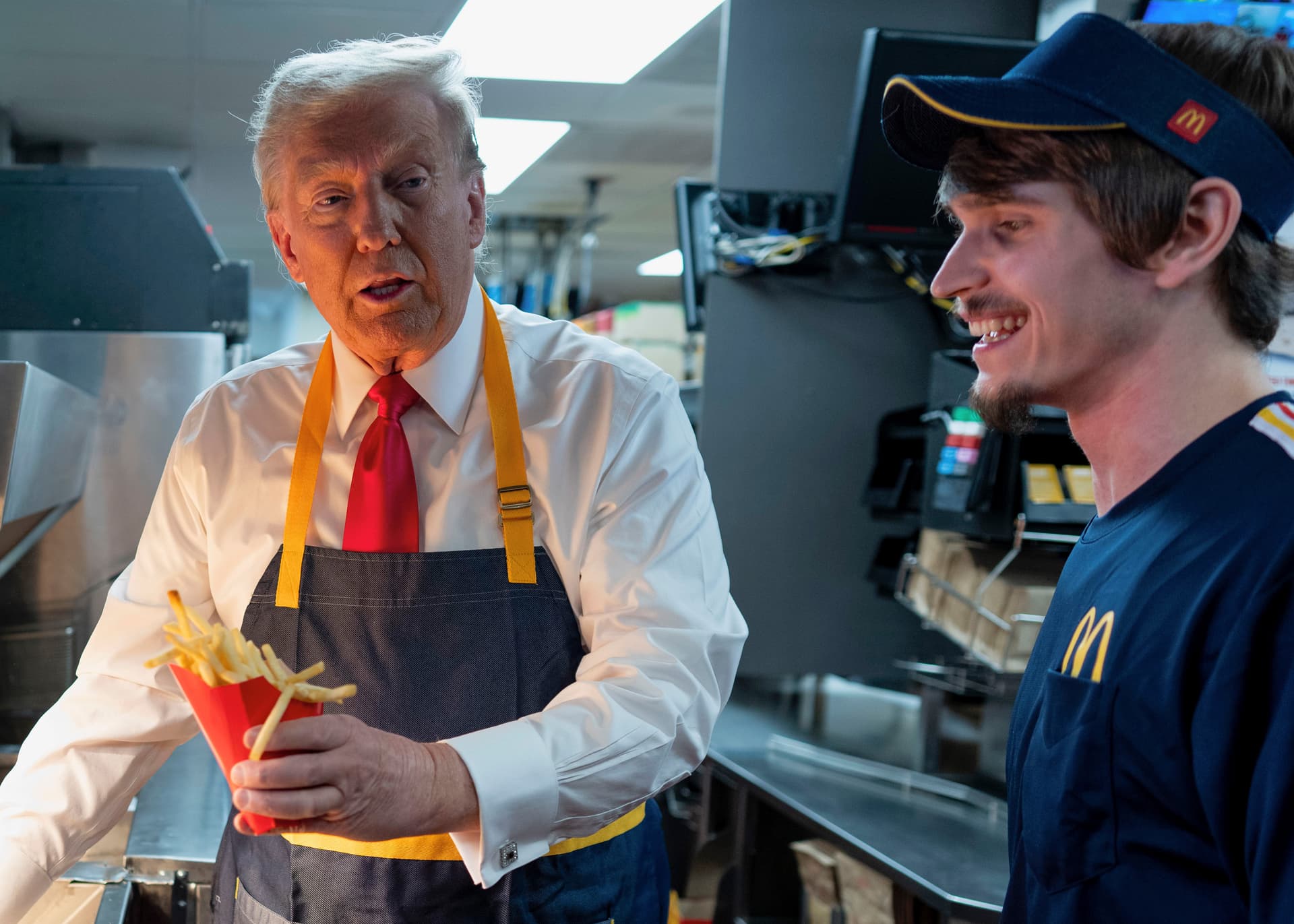 Unbezahlbare Wahlkampf-Bilder: Donald Trump verkauft Pommes bei McDonald’s