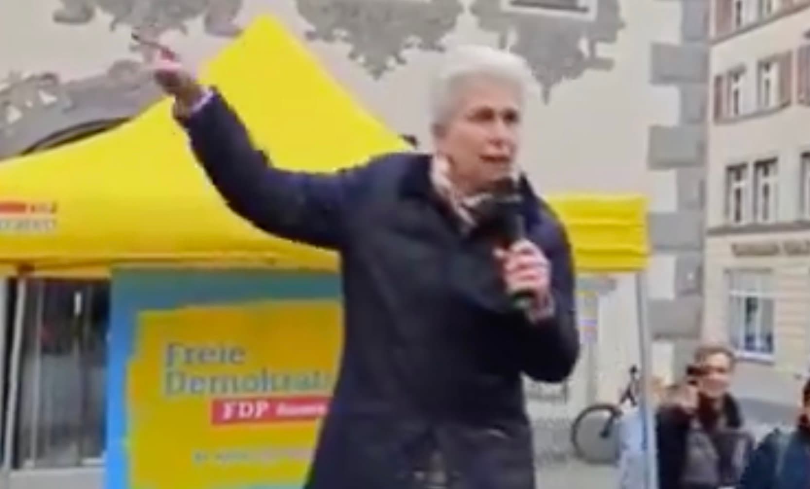 „Weiß Ihr Chef, was Sie hier tun...?“ Bei den Worten von Strack-Zimmermann muss man unweigerlich an Denunziation denken