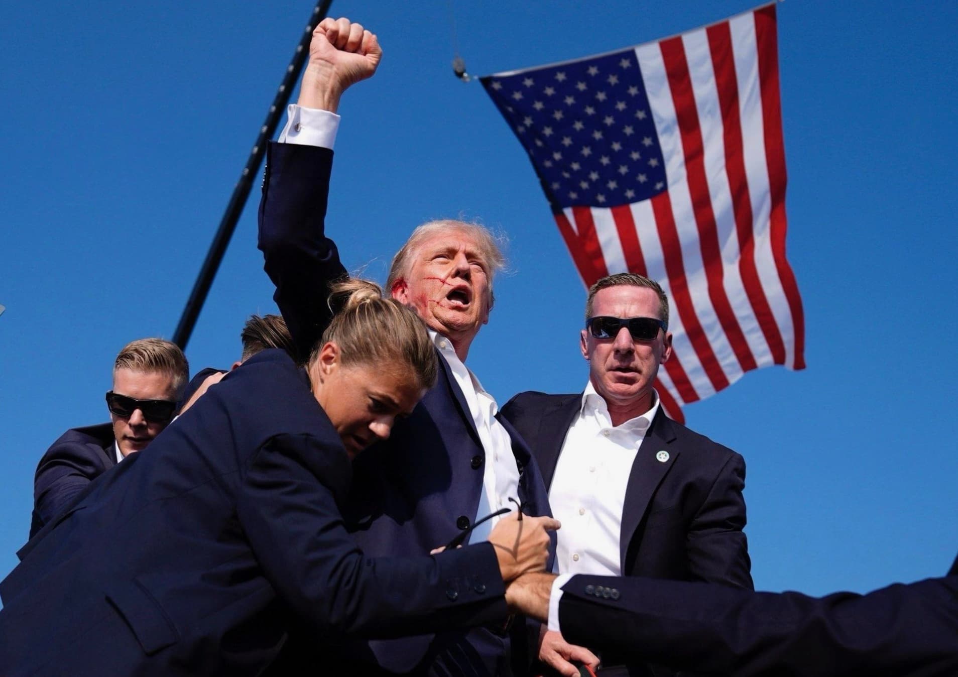 DAS TRUMP-ATTENTAT: Um 18.11 Uhr fielen die Schüsse ++ Täter feuerte vom Dach ++ Trump ballt die Faust mit Blut im Gesicht ++ Secret Service erschießt Attentäter ++ Augenzeuge: "Sie haben ihm den Kopf weggepustet"