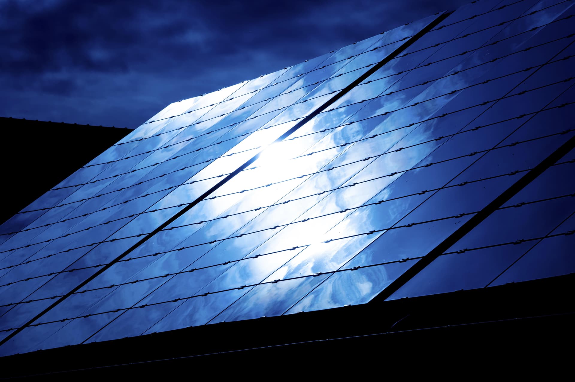 „Brownout“ droht: Solarstrom außer Kontrolle